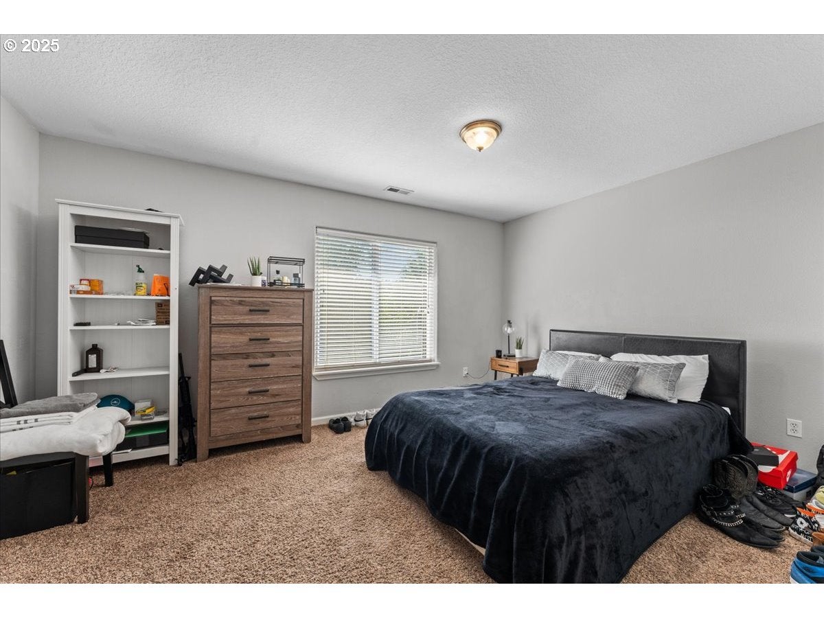 Portland, Oregon, 97236, United States, 5 Bedrooms Bedrooms, ,4 BathroomsBathrooms,Residential,Active,1877776