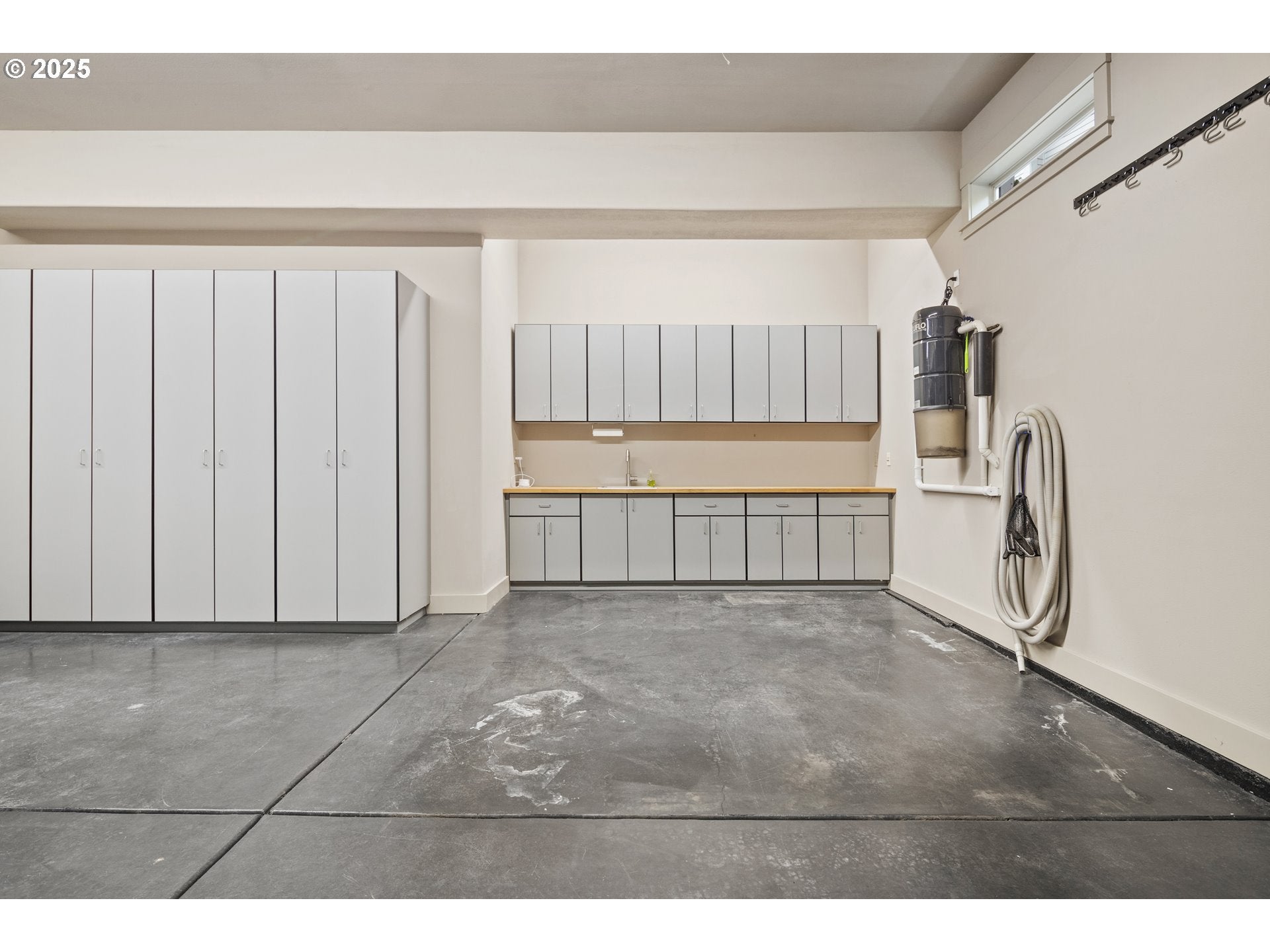 Portland, Oregon, 97229, United States, 4 Bedrooms Bedrooms, ,4 BathroomsBathrooms,Residential,Active,1945335