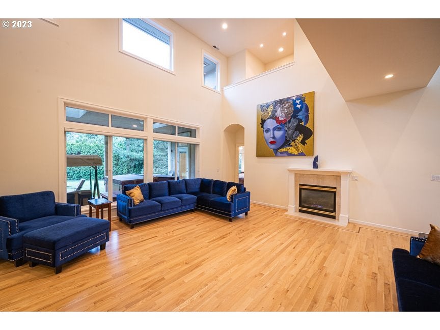 Eugene, Oregon, 97401, United States, 5 Bedrooms Bedrooms, ,5 BathroomsBathrooms,Residential,Active,1986881