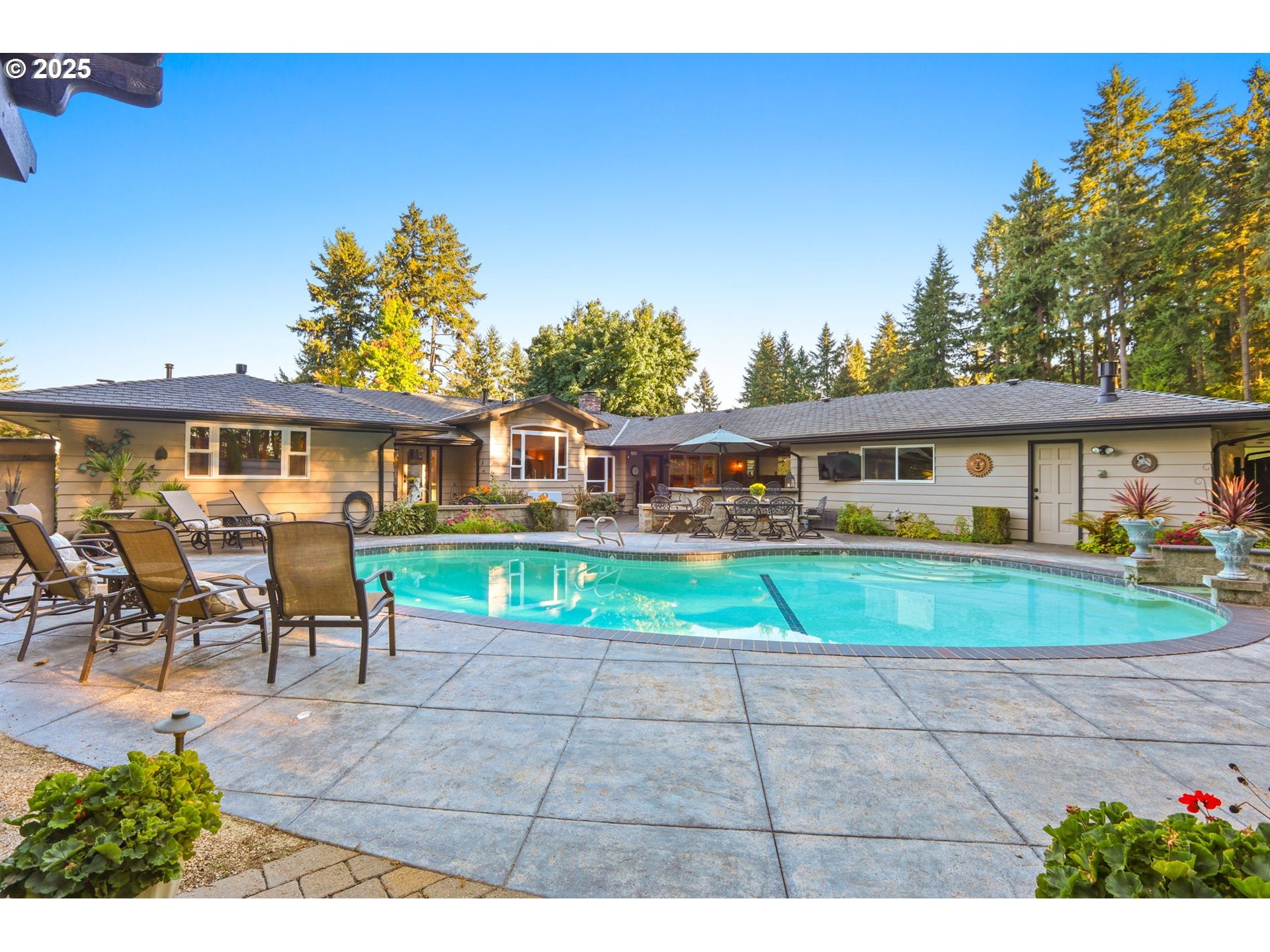 Eugene, Oregon, 97405, United States, 5 Bedrooms Bedrooms, ,4 BathroomsBathrooms,Residential,Active,1964513