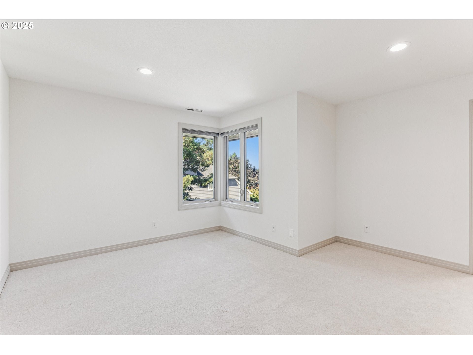 Lake Oswego, Oregon, 97034, United States, 4 Bedrooms Bedrooms, ,5 BathroomsBathrooms,Residential,Active,1914922