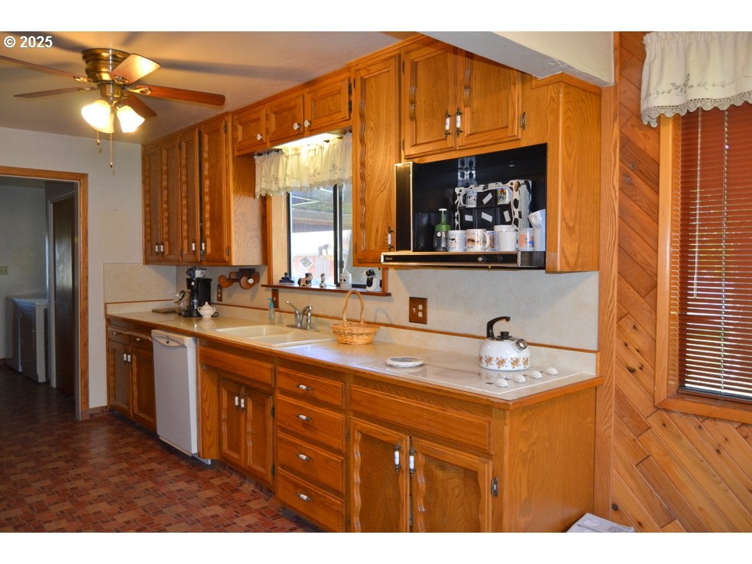 Grants Pass, Oregon, 97526, United States, 4 Bedrooms Bedrooms, ,2 BathroomsBathrooms,Residential,Active,1973321