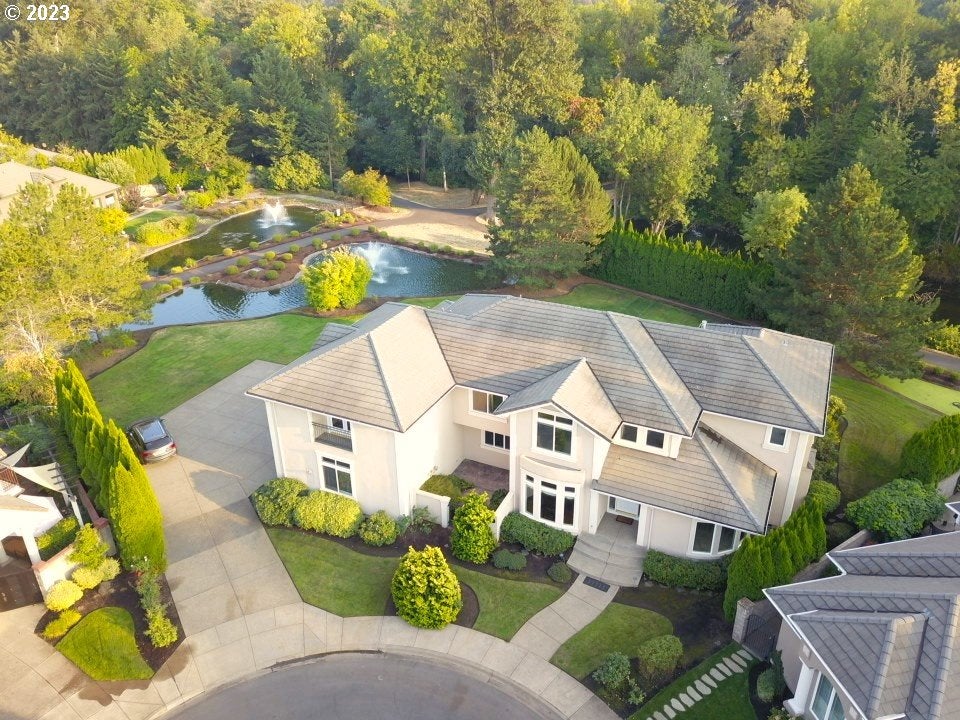 Eugene, Oregon, 97401, United States, 5 Bedrooms Bedrooms, ,5 BathroomsBathrooms,Residential,Active,1986881