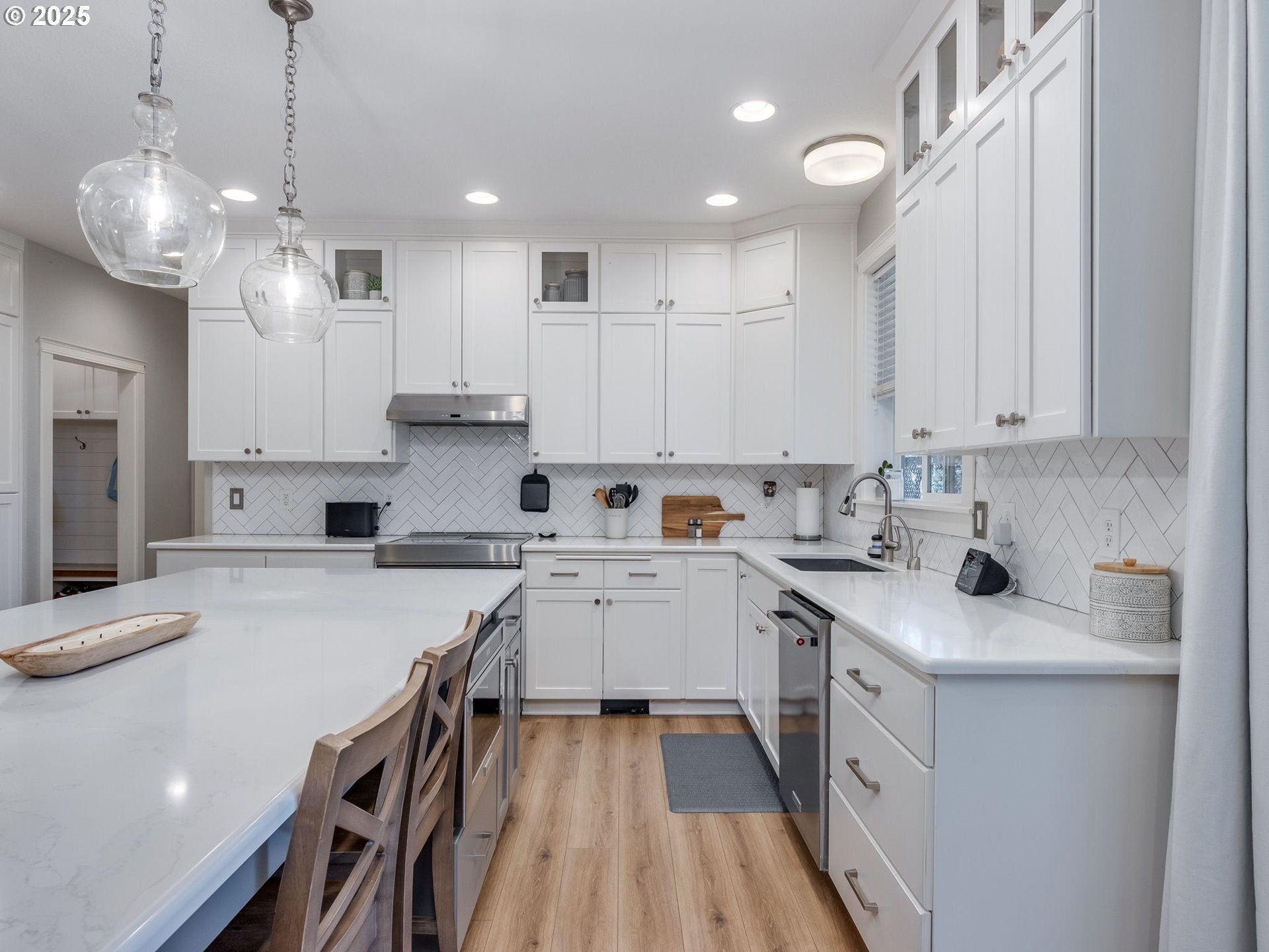 Oregon City, Oregon, 97045, United States, 4 Bedrooms Bedrooms, ,3 BathroomsBathrooms,Residential,Active,1886829