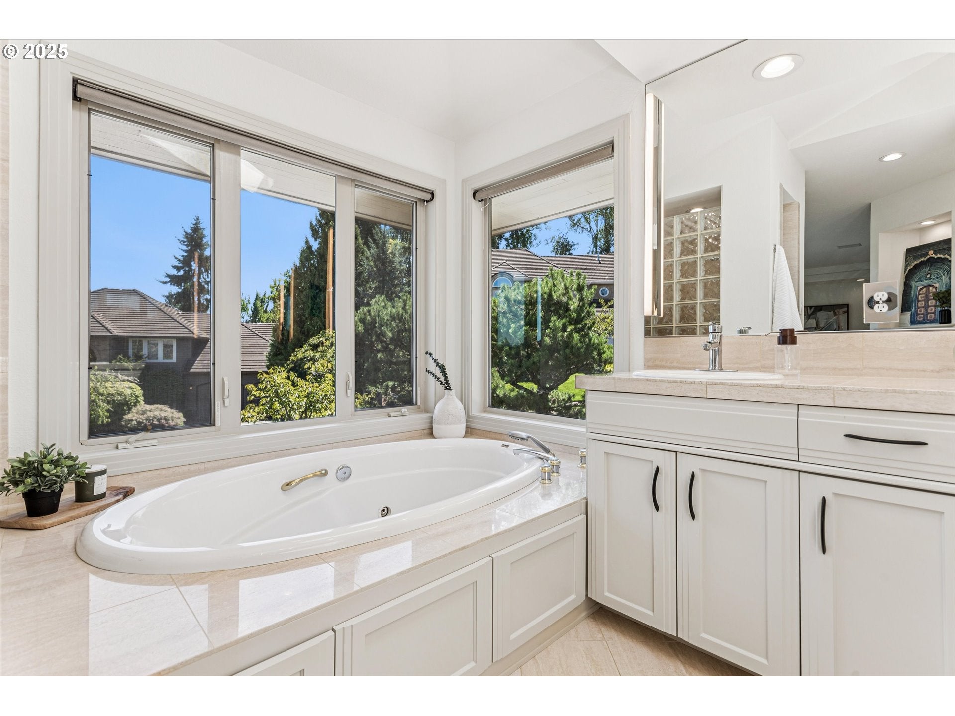 Lake Oswego, Oregon, 97034, United States, 4 Bedrooms Bedrooms, ,5 BathroomsBathrooms,Residential,Active,1914922