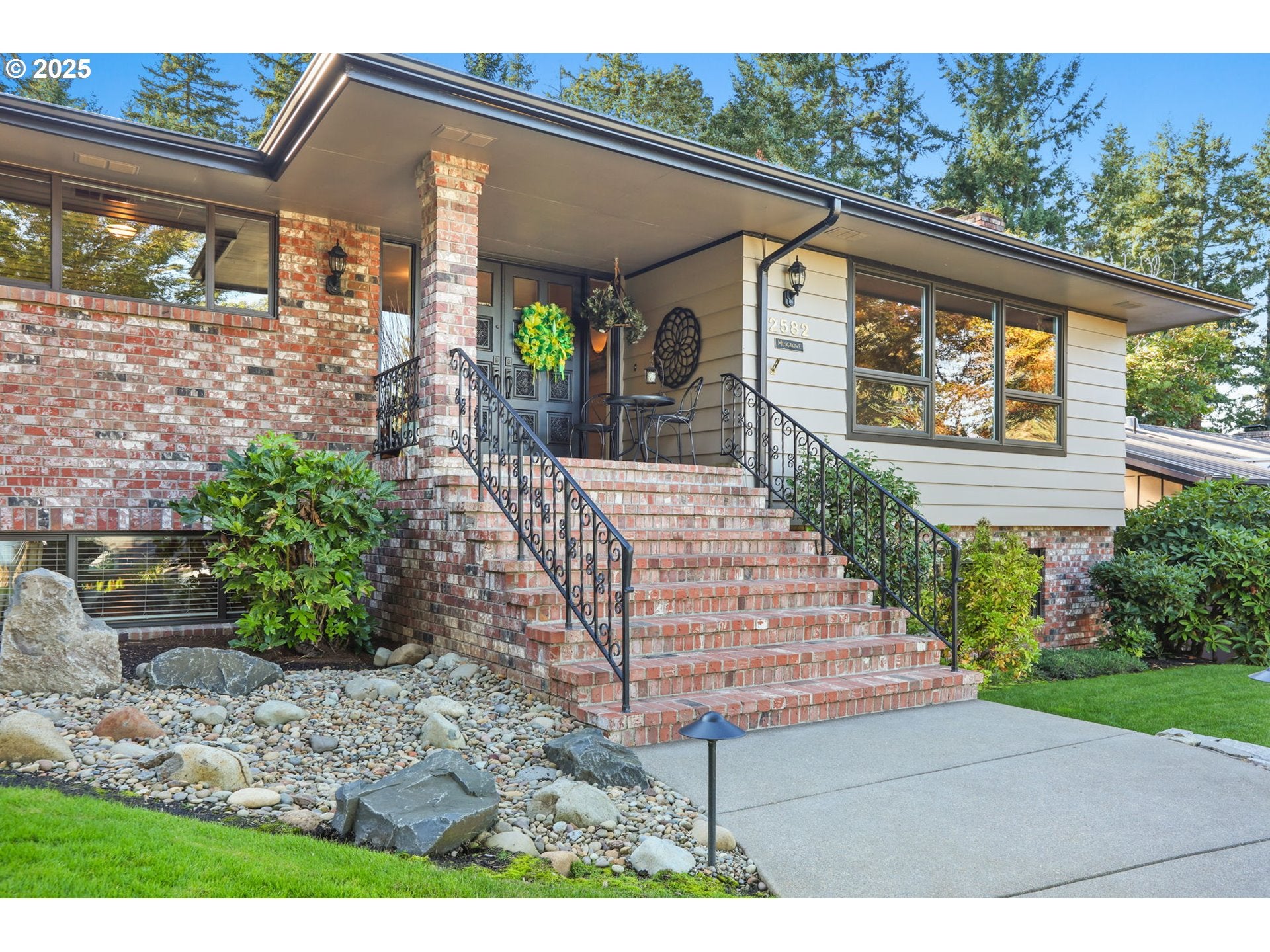 Eugene, Oregon, 97405, United States, 5 Bedrooms Bedrooms, ,4 BathroomsBathrooms,Residential,Active,1964513