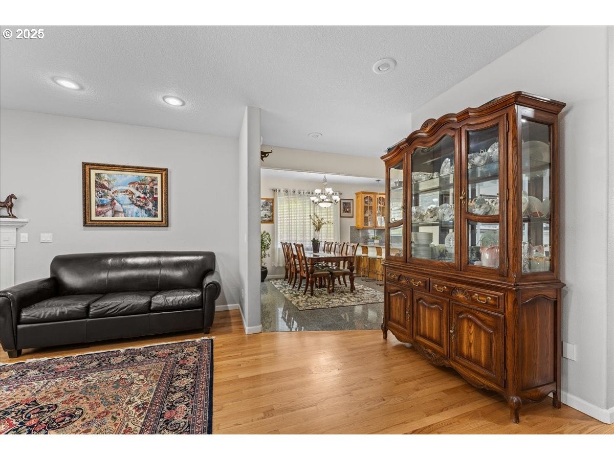 Portland, Oregon, 97236, United States, 5 Bedrooms Bedrooms, ,4 BathroomsBathrooms,Residential,Active,1877776