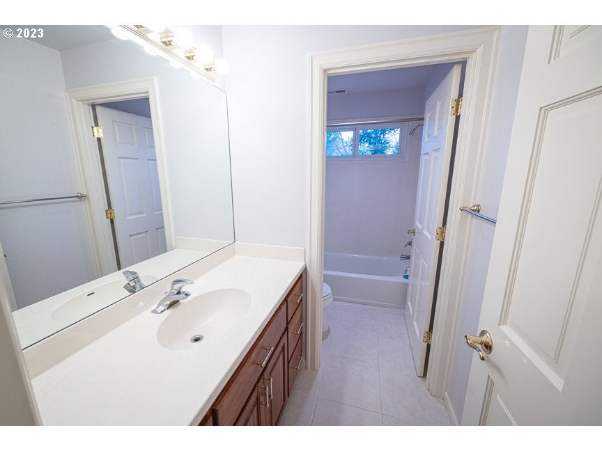 Eugene, Oregon, 97401, United States, 5 Bedrooms Bedrooms, ,5 BathroomsBathrooms,Residential,Active,1986881