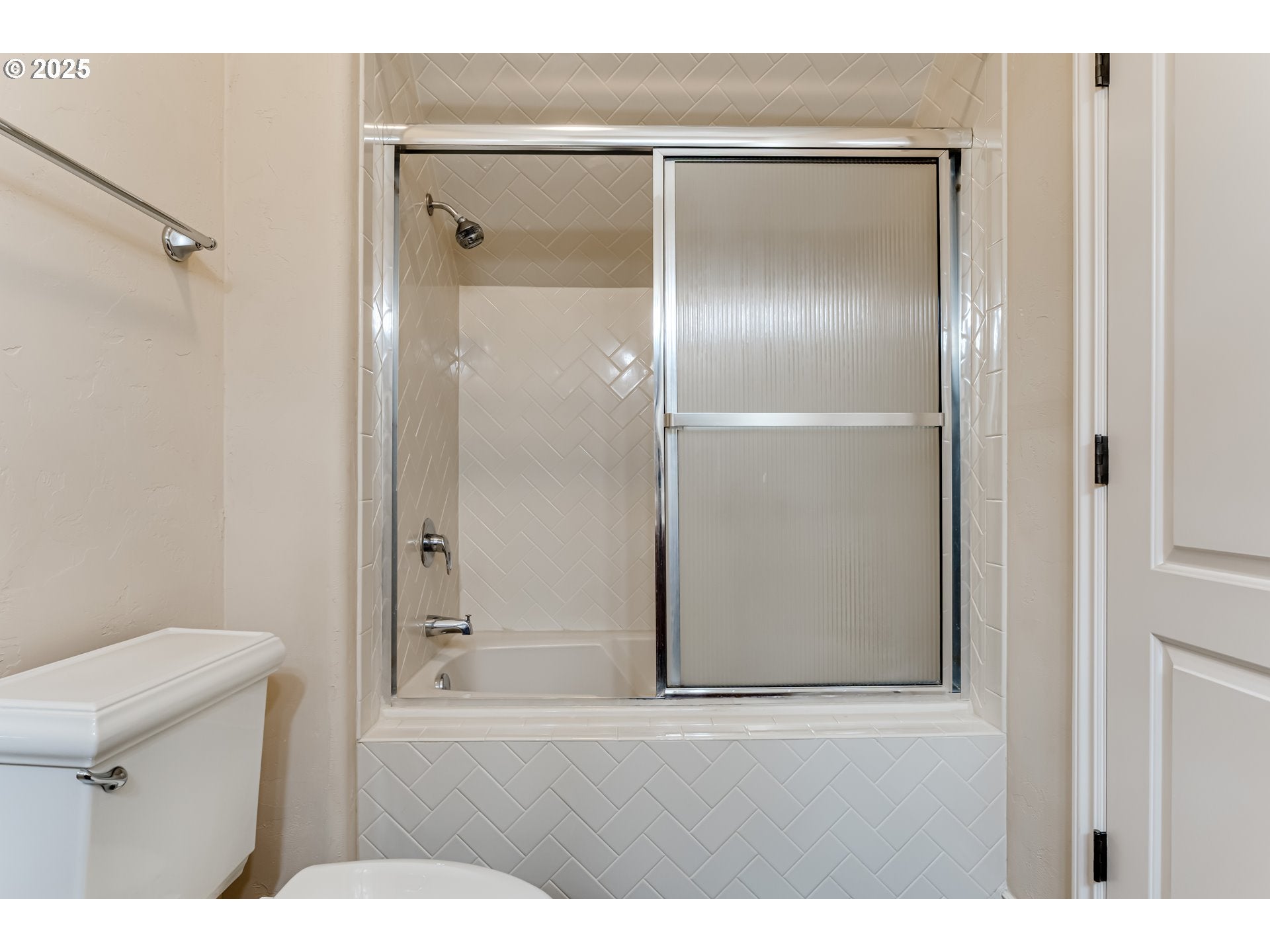 Eugene, Oregon, 97401, United States, 4 Bedrooms Bedrooms, ,4 BathroomsBathrooms,Residential,Active,1886816