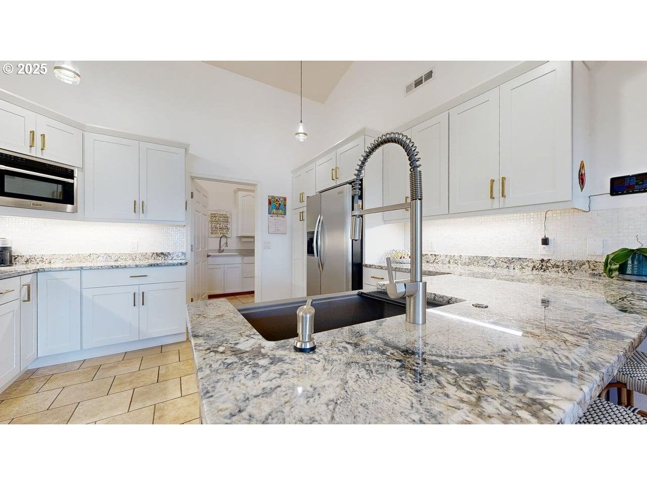 Brookings, Oregon, 97415, United States, 6 Bedrooms Bedrooms, ,4 BathroomsBathrooms,Residential,Pending,1933905