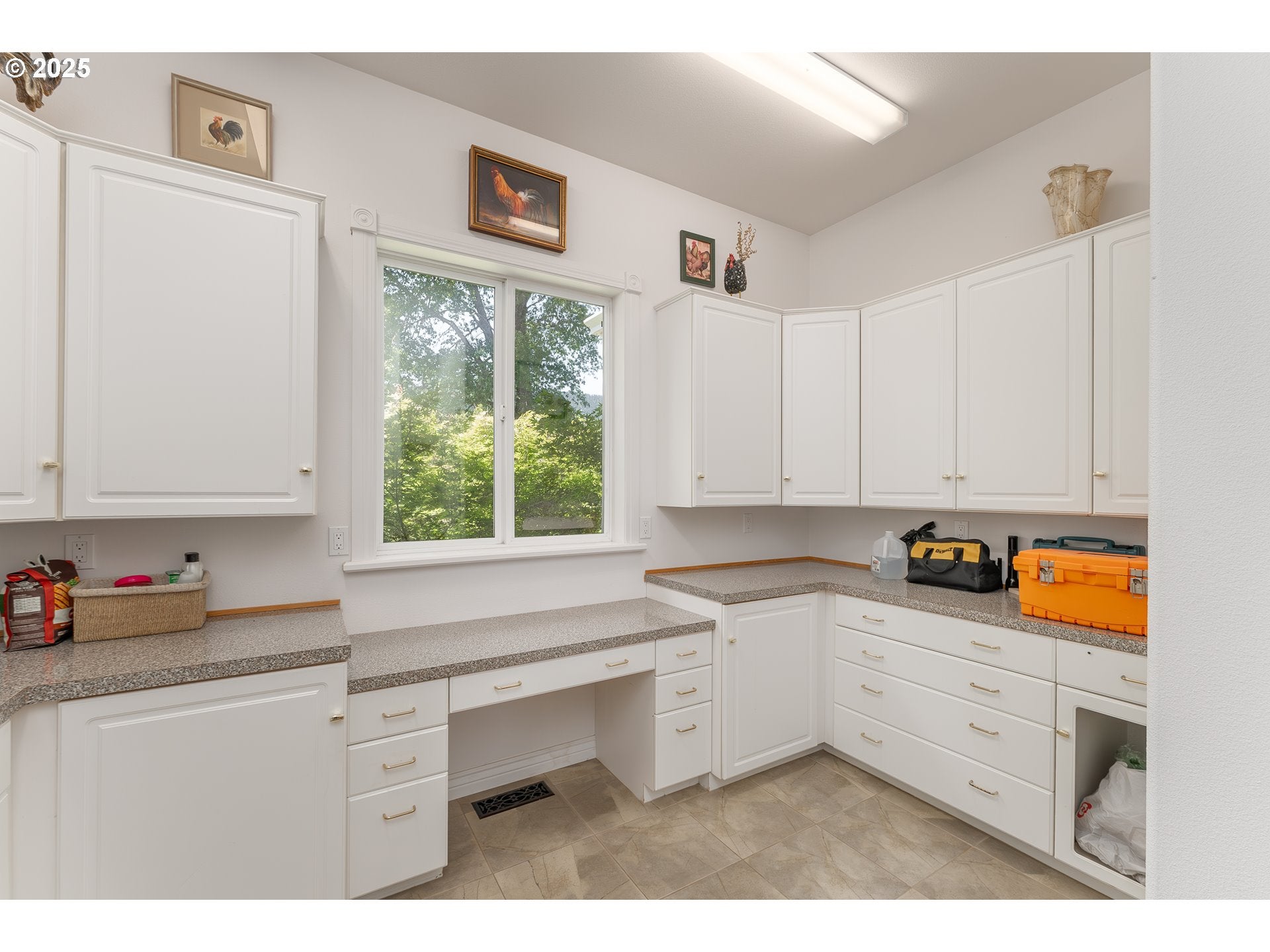 Roseburg, Oregon, 97471, United States, 4 Bedrooms Bedrooms, ,4 BathroomsBathrooms,Residential,Active,1800177