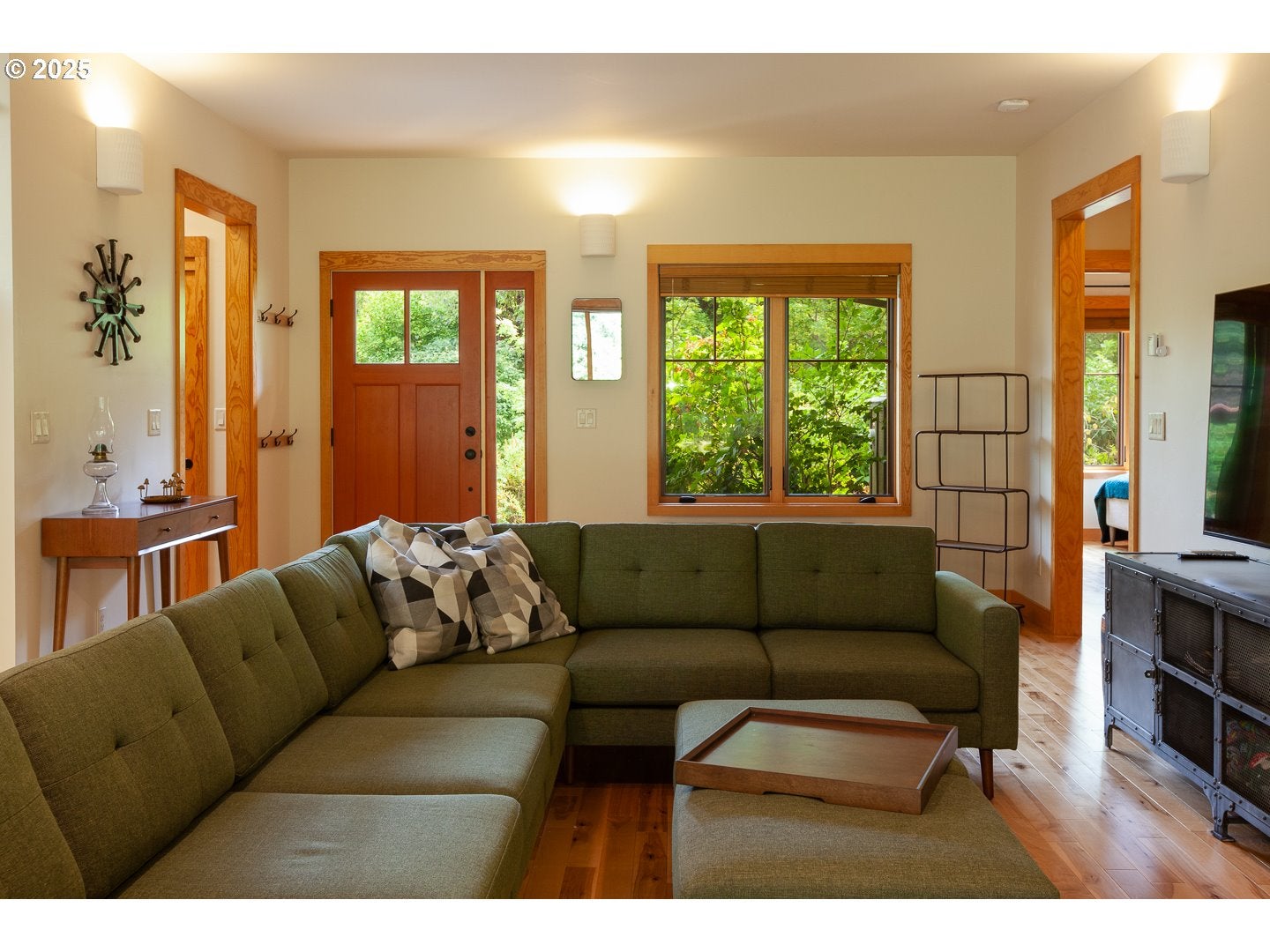Hood River, Oregon, 97031, United States, 3 Bedrooms Bedrooms, ,3 BathroomsBathrooms,Residential,Active,1927664