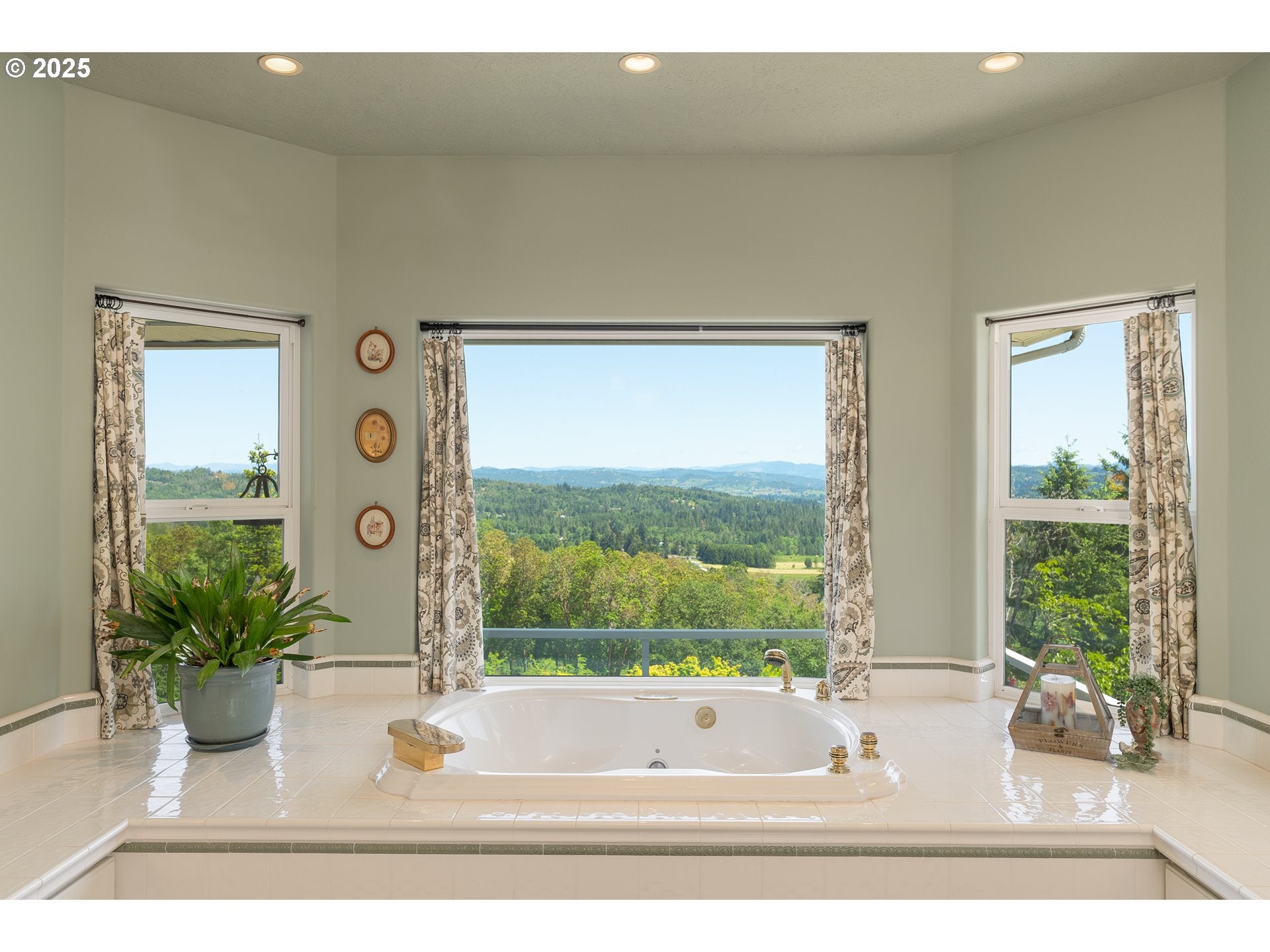 Roseburg, Oregon, 97471, United States, 4 Bedrooms Bedrooms, ,4 BathroomsBathrooms,Residential,Active,1800177