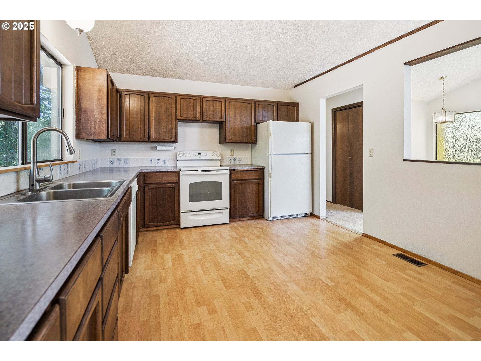 Wilsonville, Oregon, 97070, United States, 3 Bedrooms Bedrooms, ,2 BathroomsBathrooms,Residential,Active,1908136