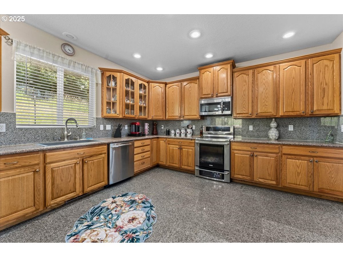 Portland, Oregon, 97236, United States, 5 Bedrooms Bedrooms, ,4 BathroomsBathrooms,Residential,Active,1877776