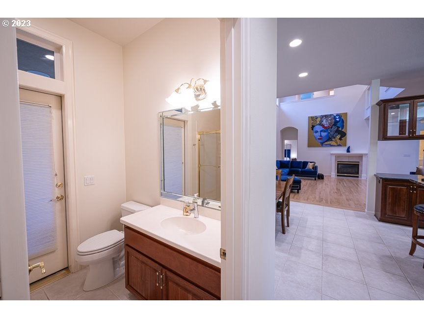 Eugene, Oregon, 97401, United States, 5 Bedrooms Bedrooms, ,5 BathroomsBathrooms,Residential,Active,1986881