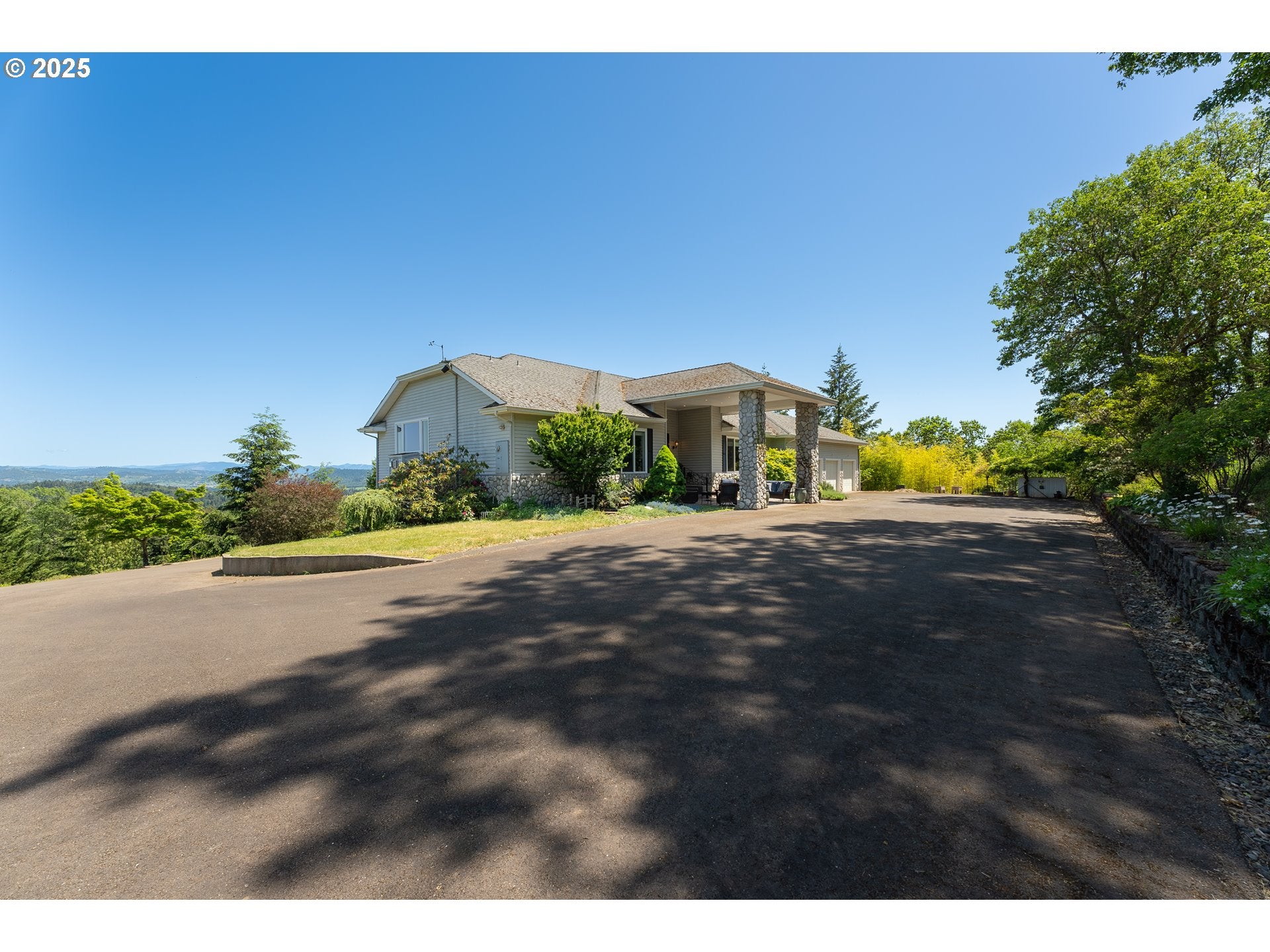 Roseburg, Oregon, 97471, United States, 4 Bedrooms Bedrooms, ,4 BathroomsBathrooms,Residential,Active,1800177