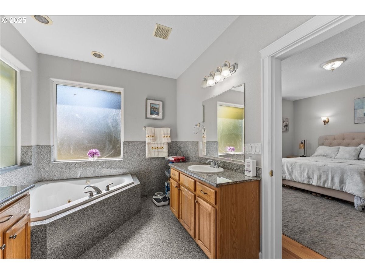 Portland, Oregon, 97236, United States, 5 Bedrooms Bedrooms, ,4 BathroomsBathrooms,Residential,Active,1877776