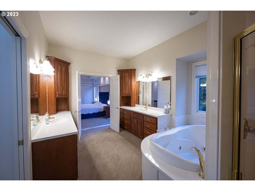 Eugene, Oregon, 97401, United States, 5 Bedrooms Bedrooms, ,5 BathroomsBathrooms,Residential,Active,1986881