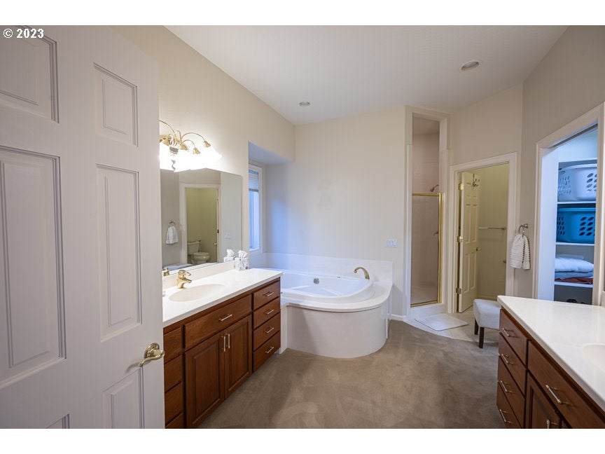 Eugene, Oregon, 97401, United States, 5 Bedrooms Bedrooms, ,5 BathroomsBathrooms,Residential,Active,1986881