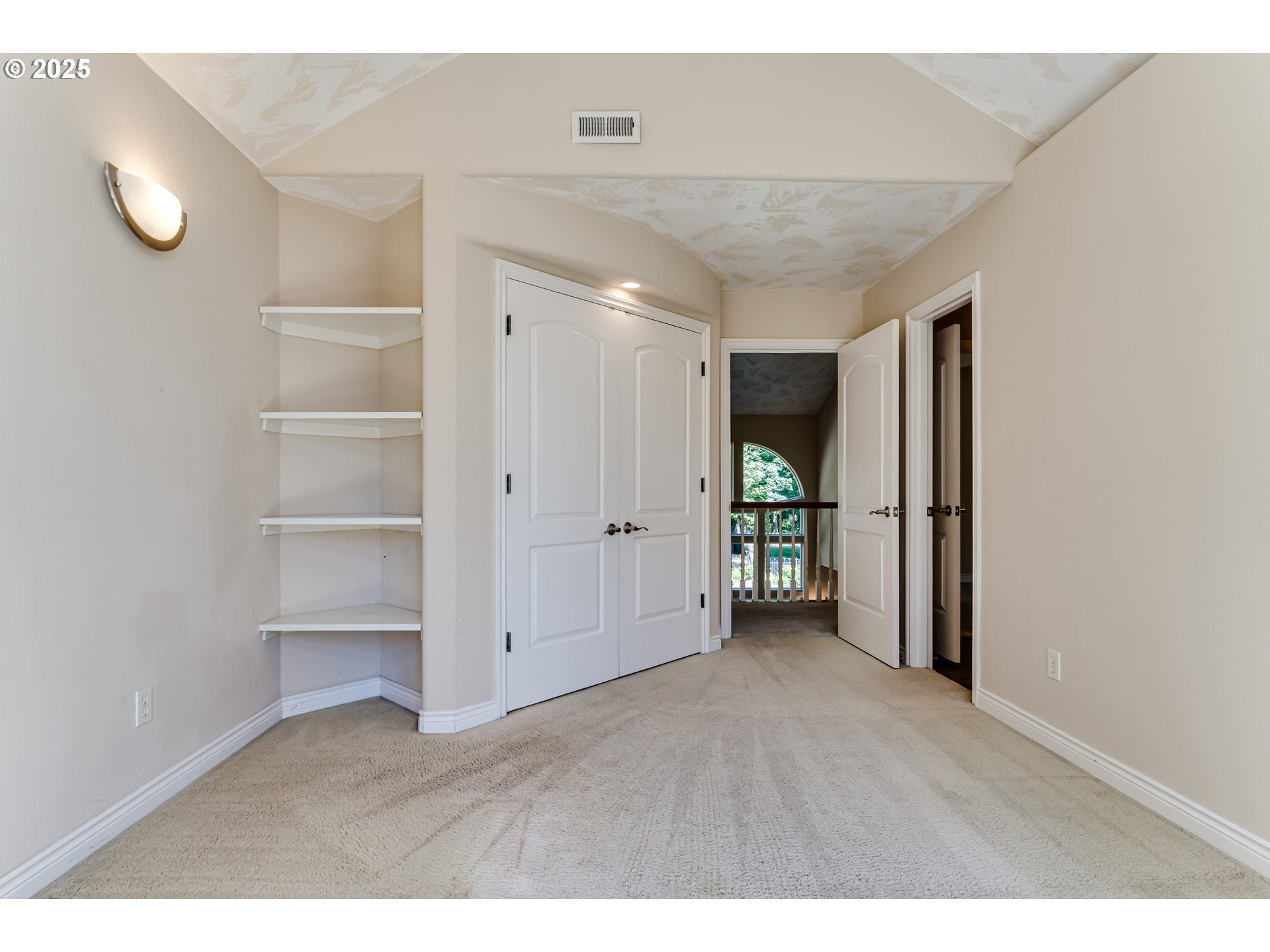 Eugene, Oregon, 97401, United States, 4 Bedrooms Bedrooms, ,4 BathroomsBathrooms,Residential,Active,1886816