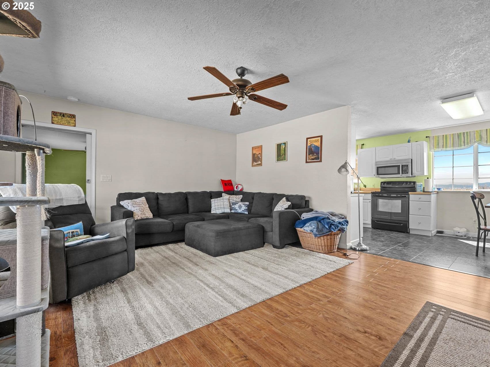 Hillsboro, Oregon, 97124, United States, 2 Bedrooms Bedrooms, ,1 BathroomBathrooms,Residential,Active,1899210