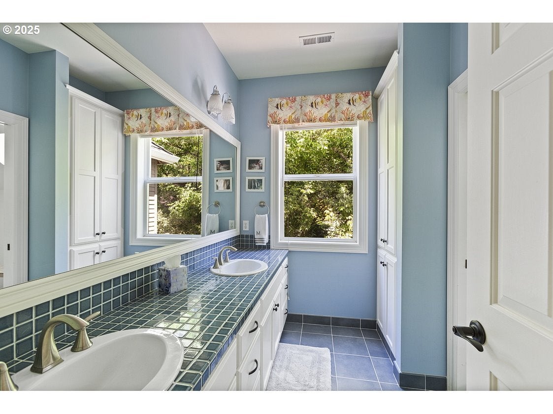 Lake Oswego, Oregon, 97034, United States, 3 Bedrooms Bedrooms, ,3 BathroomsBathrooms,Residential,Active,1862857