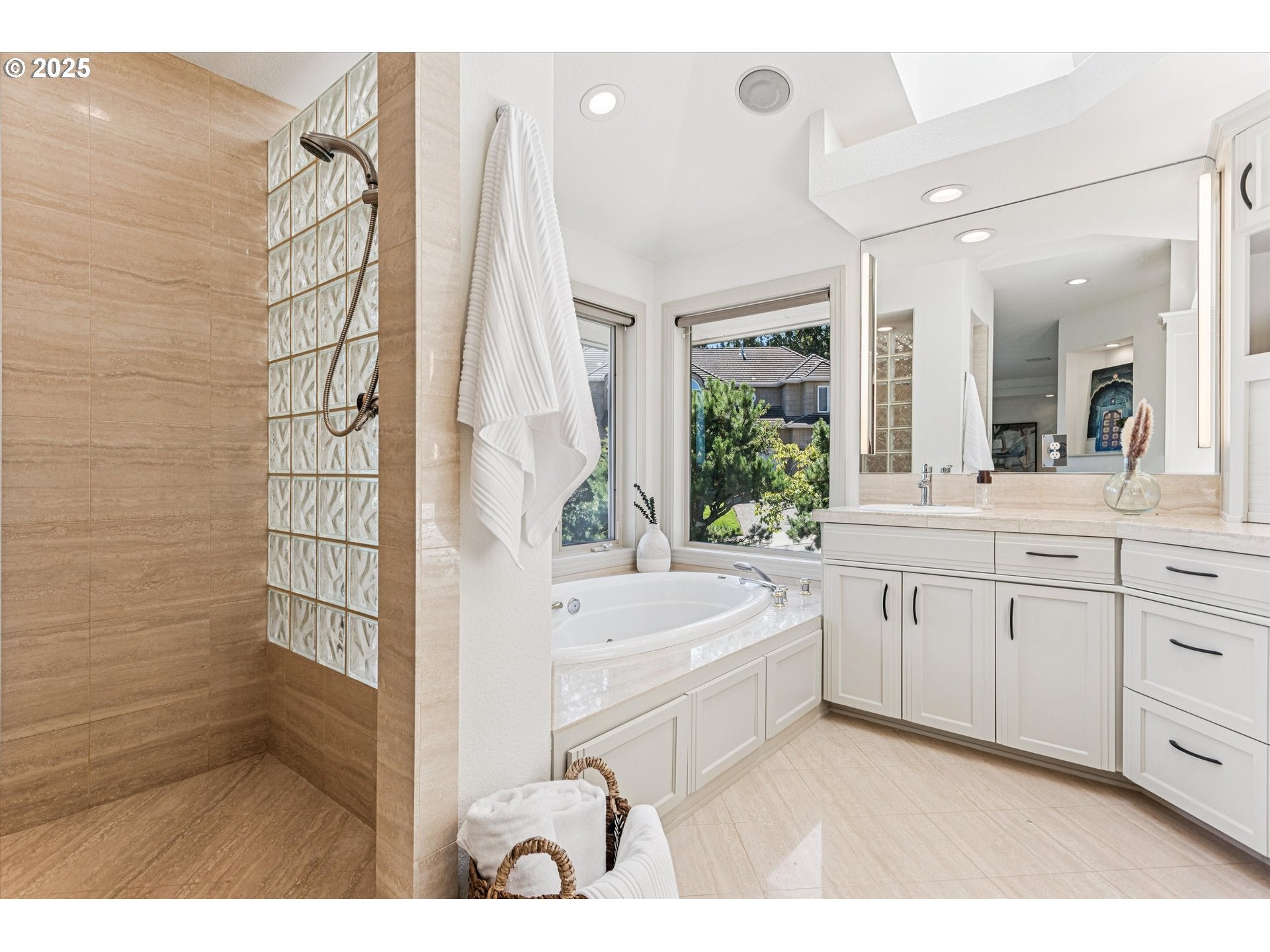 Lake Oswego, Oregon, 97034, United States, 4 Bedrooms Bedrooms, ,5 BathroomsBathrooms,Residential,Active,1914922