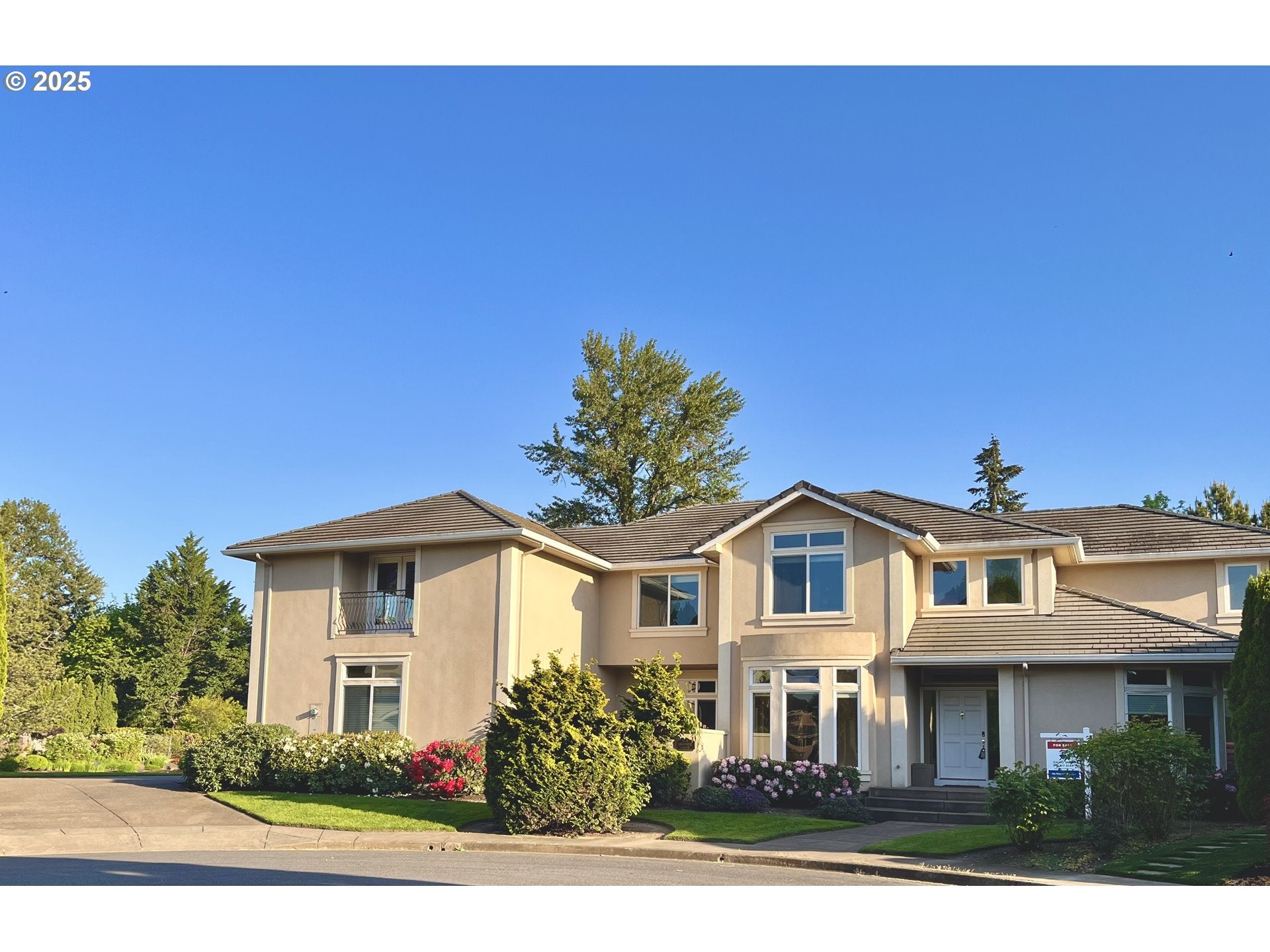 Eugene, Oregon, 97401, United States, 5 Bedrooms Bedrooms, ,5 BathroomsBathrooms,Residential,Active,1986881