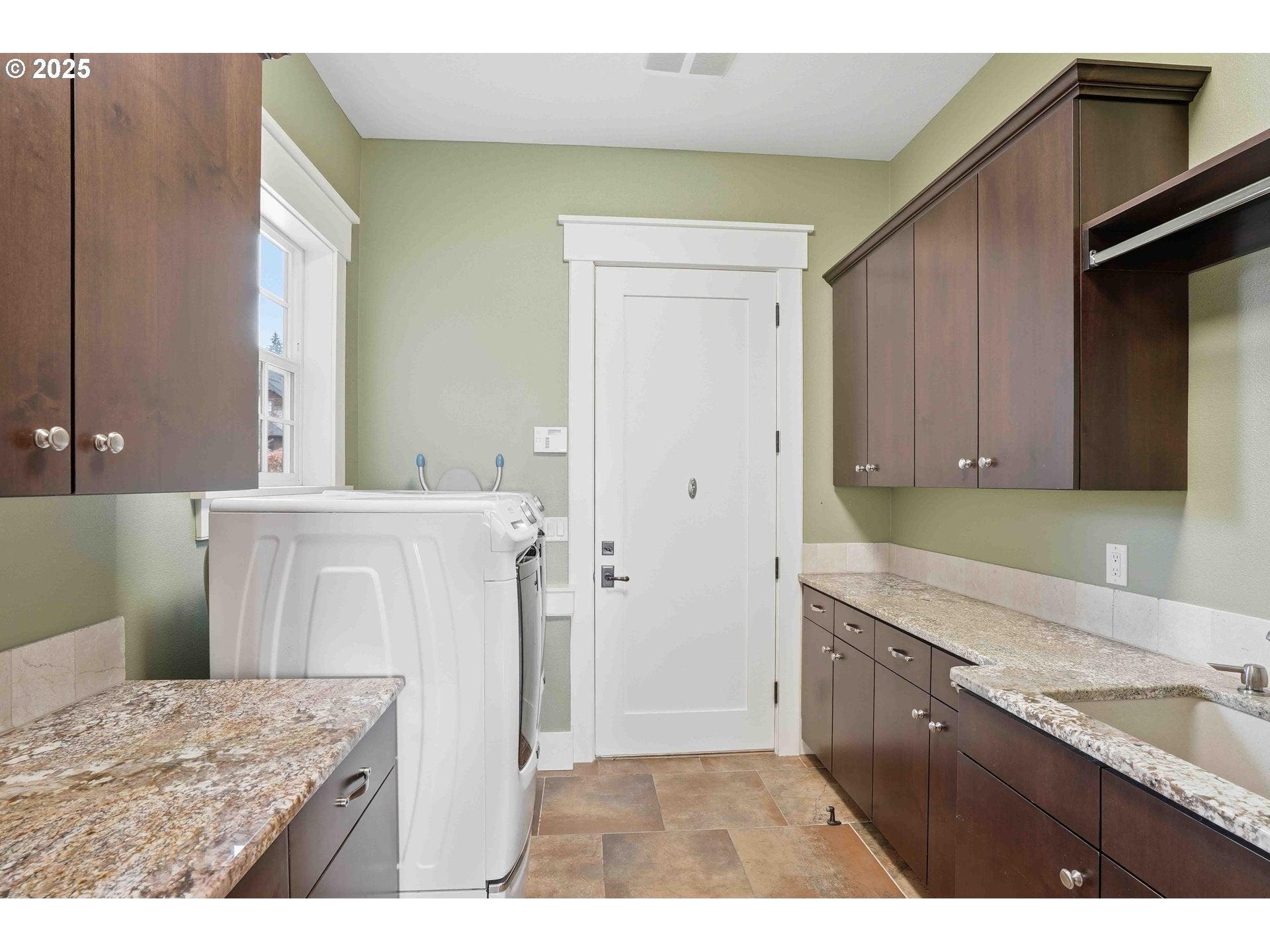 Vancouver, Washington, 98661, United States, 4 Bedrooms Bedrooms, ,7 BathroomsBathrooms,Residential,Active,1985581