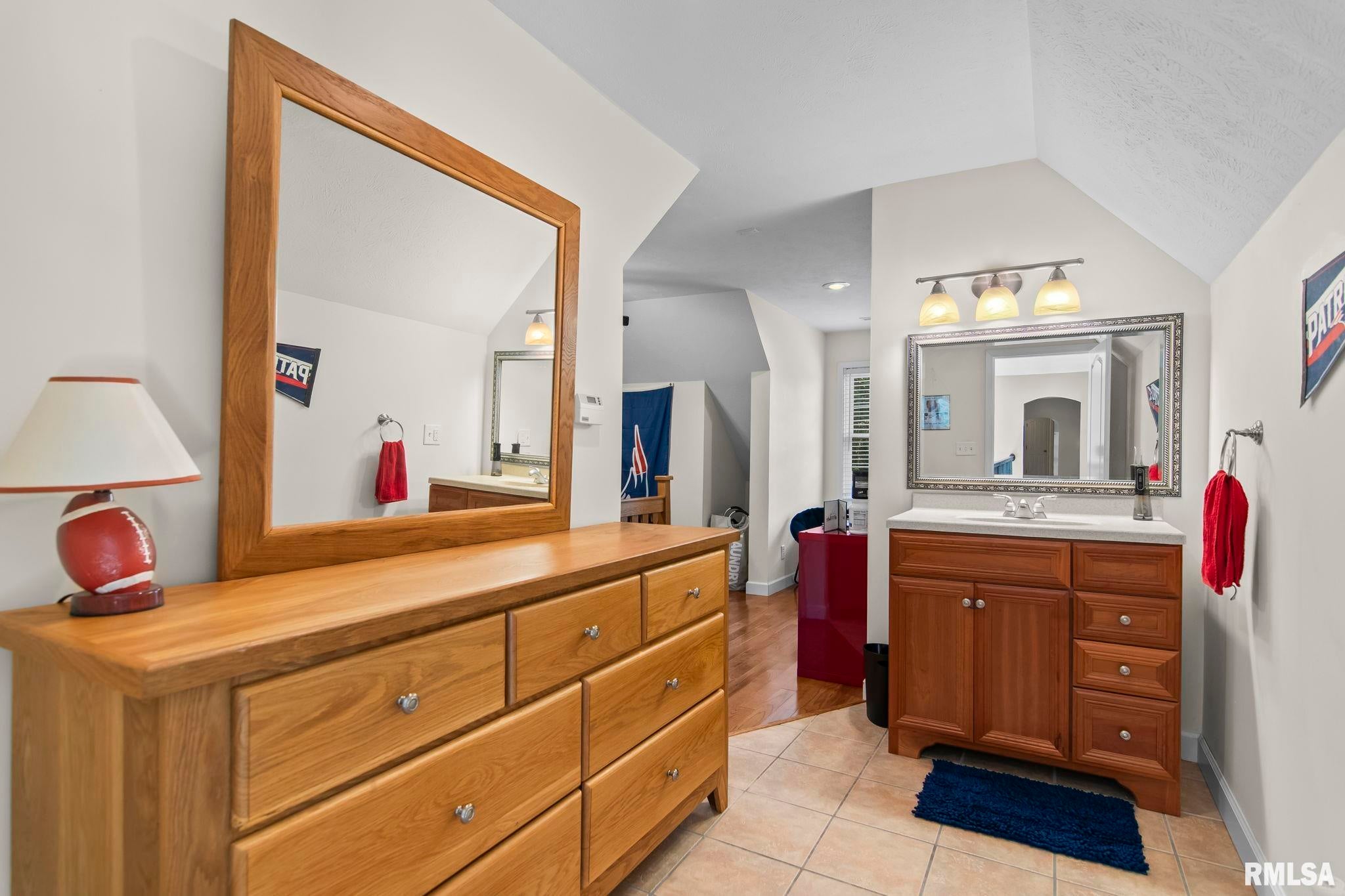 Athens, Illinois, 62613, United States, 5 Bedrooms Bedrooms, ,7 BathroomsBathrooms,Residential,Active,1898238