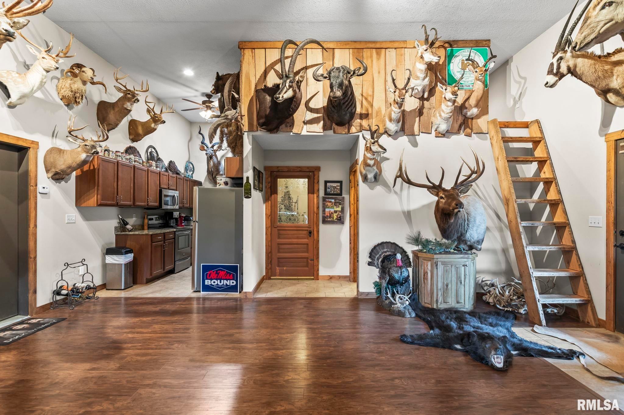 Athens, Illinois, 62613, United States, 5 Bedrooms Bedrooms, ,7 BathroomsBathrooms,Residential,Active,1898238