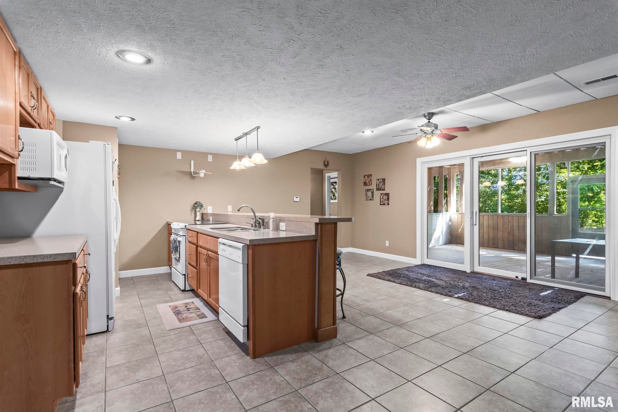 Athens, Illinois, 62613, United States, 5 Bedrooms Bedrooms, ,7 BathroomsBathrooms,Residential,Active,1898238