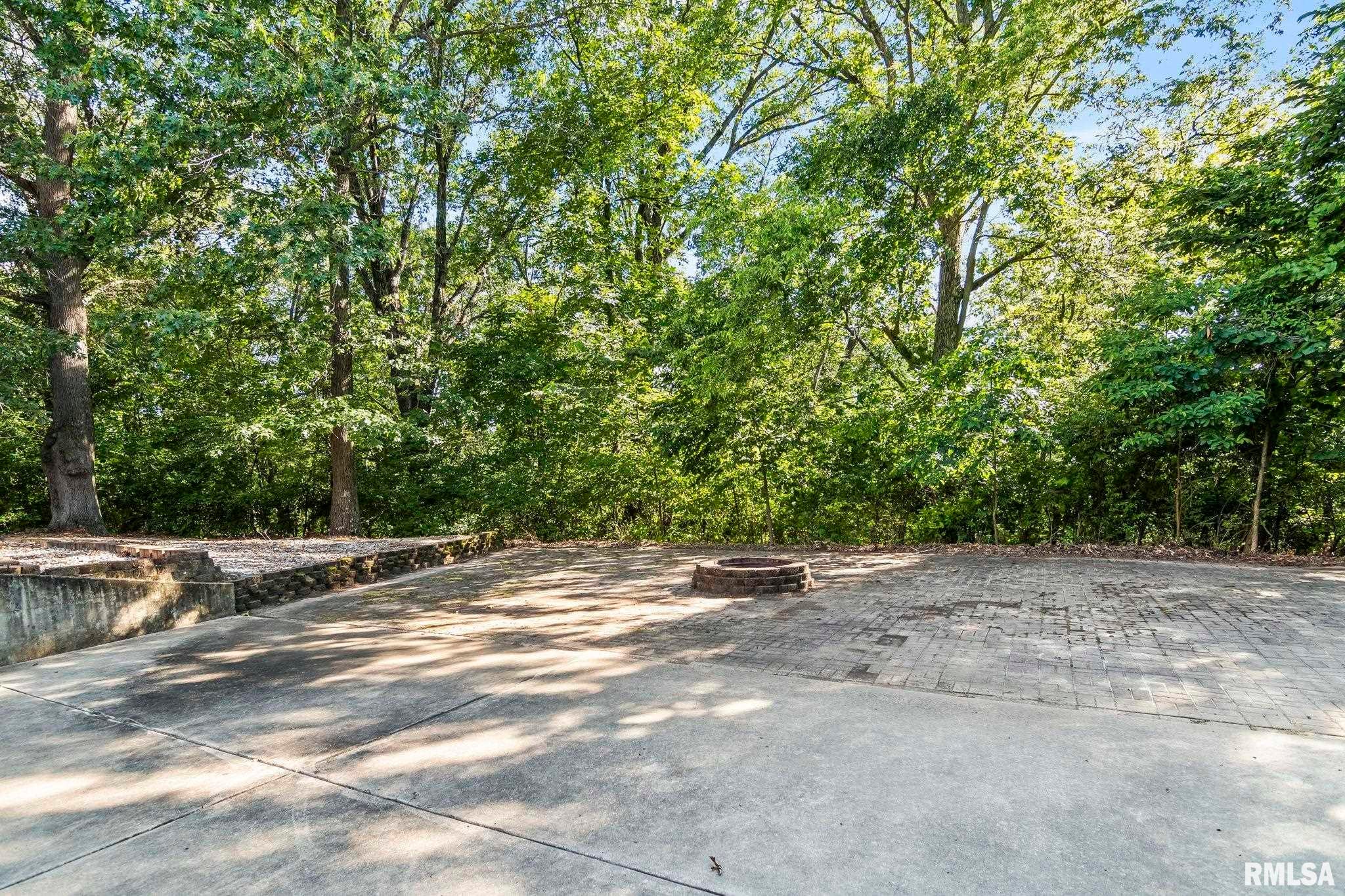 Athens, Illinois, 62613, United States, 5 Bedrooms Bedrooms, ,7 BathroomsBathrooms,Residential,Active,1898238