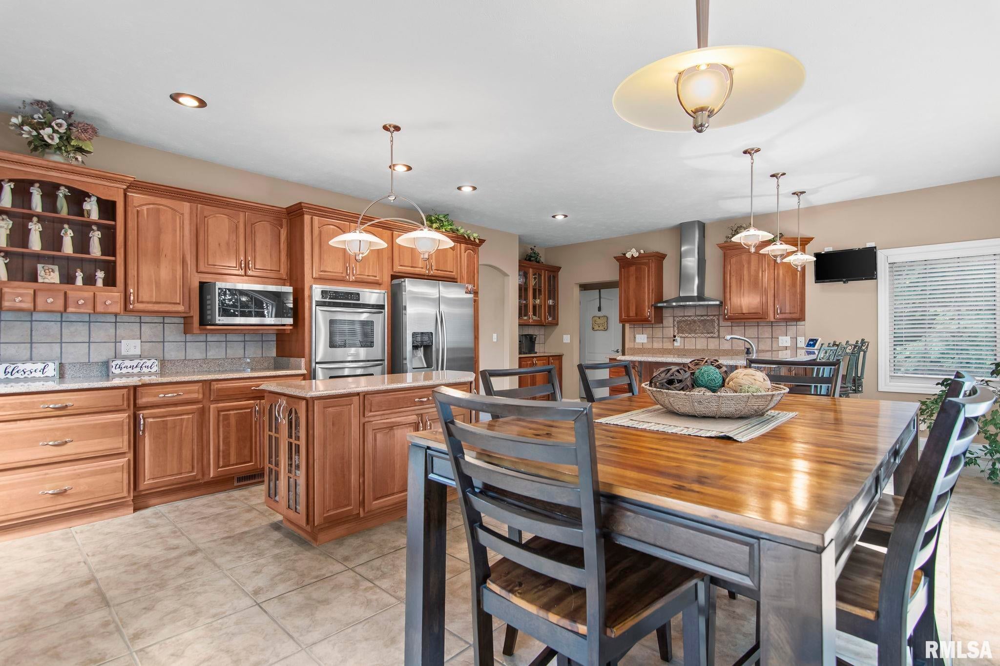 Athens, Illinois, 62613, United States, 5 Bedrooms Bedrooms, ,7 BathroomsBathrooms,Residential,Active,1898238