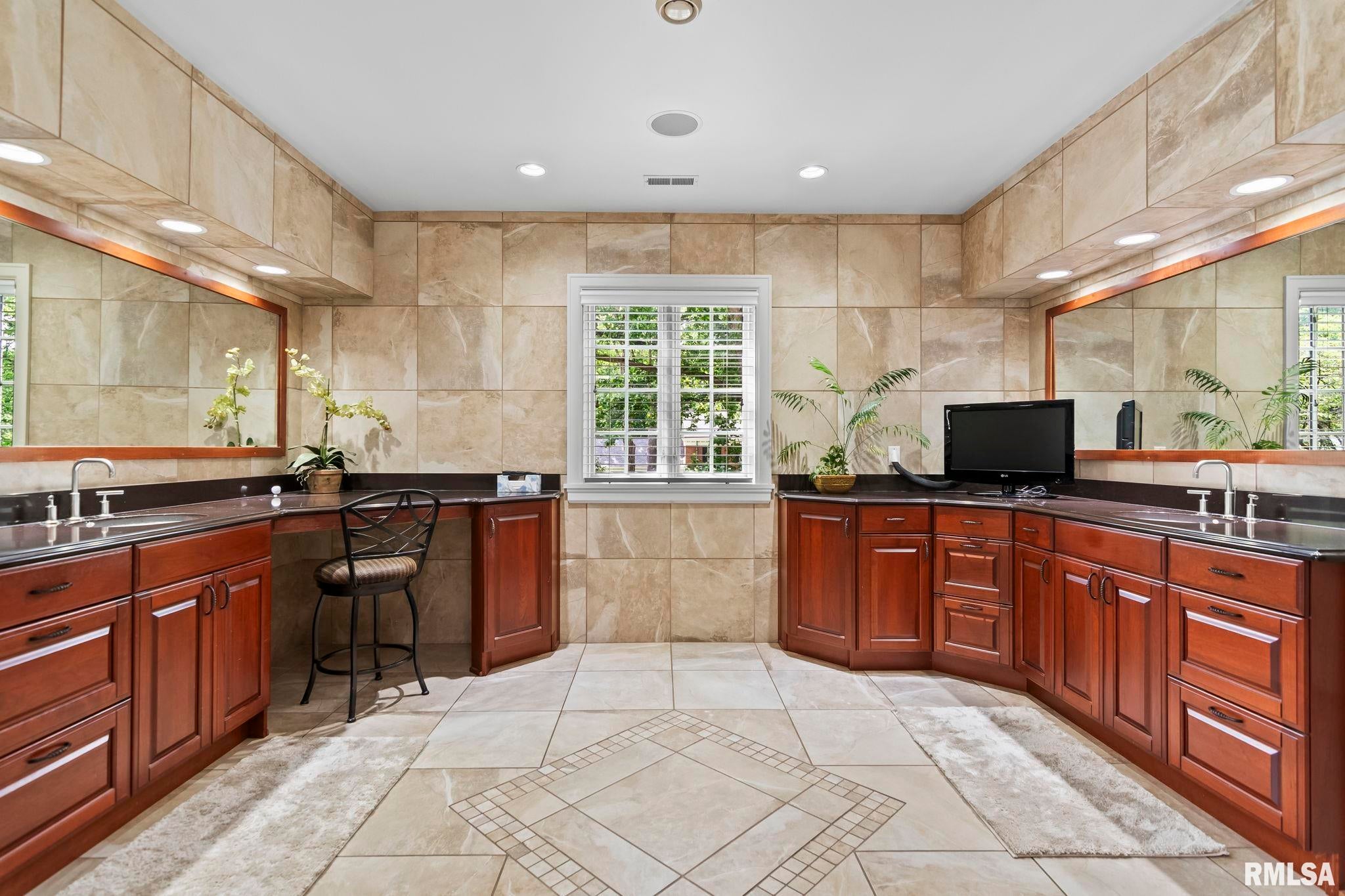 Springfield, Illinois, 62704, United States, 6 Bedrooms Bedrooms, ,7 BathroomsBathrooms,Residential,Active,1820370