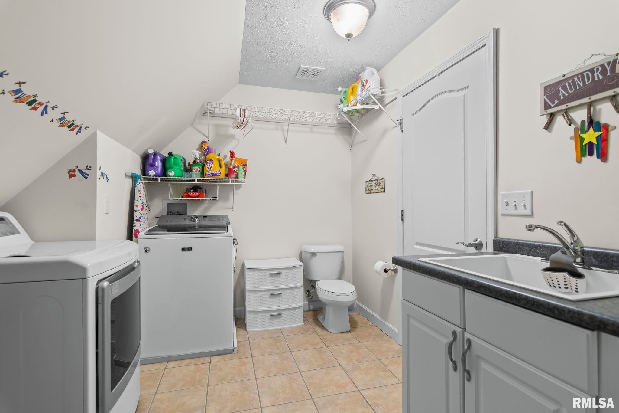 Athens, Illinois, 62613, United States, 5 Bedrooms Bedrooms, ,7 BathroomsBathrooms,Residential,Active,1898238