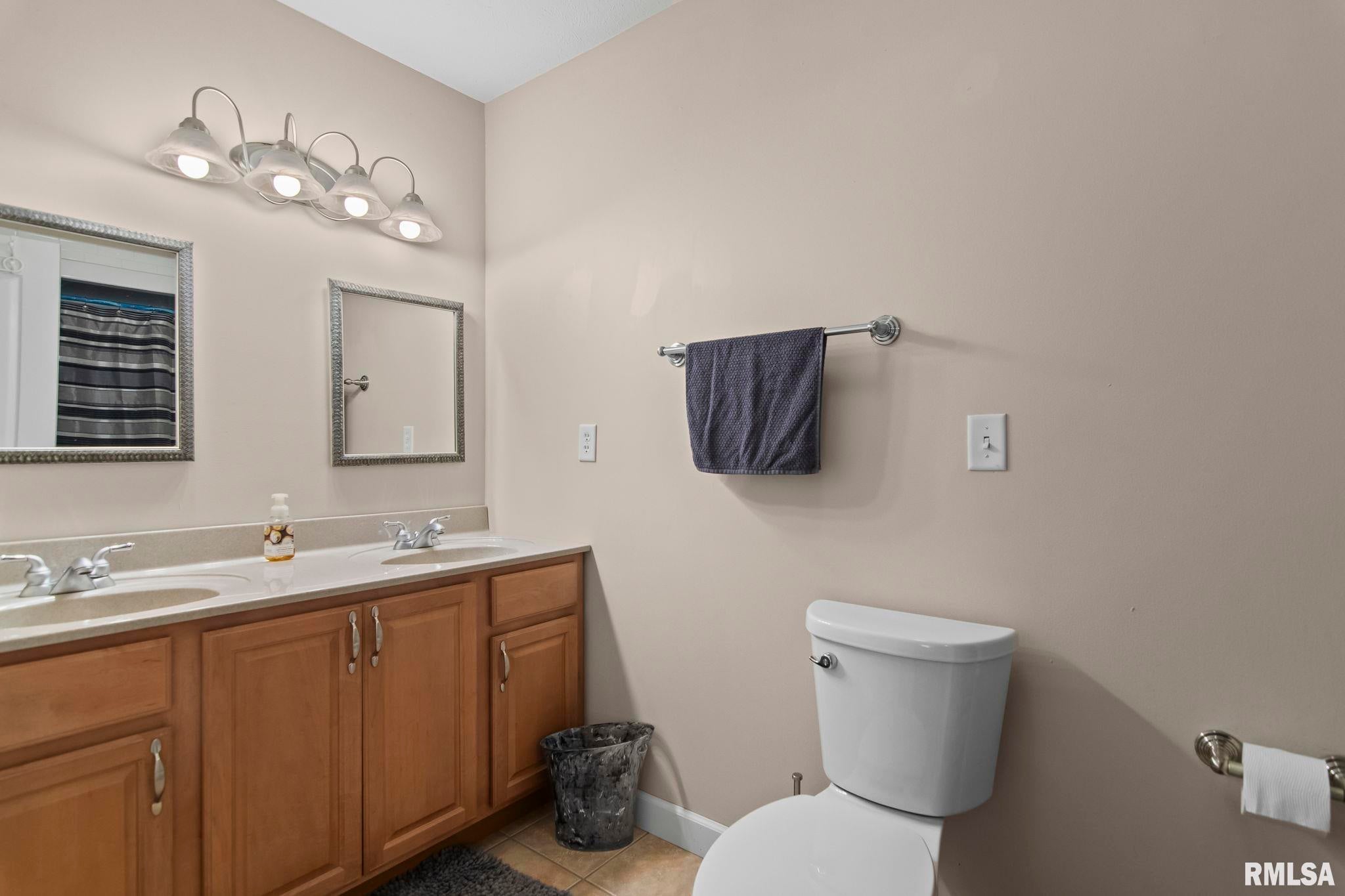 Athens, Illinois, 62613, United States, 5 Bedrooms Bedrooms, ,7 BathroomsBathrooms,Residential,Active,1898238