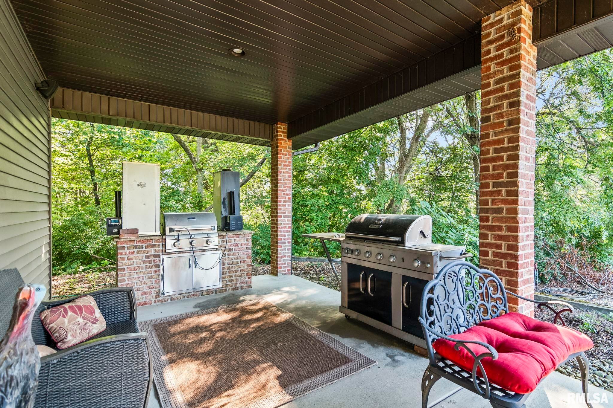 Athens, Illinois, 62613, United States, 5 Bedrooms Bedrooms, ,7 BathroomsBathrooms,Residential,Active,1898238