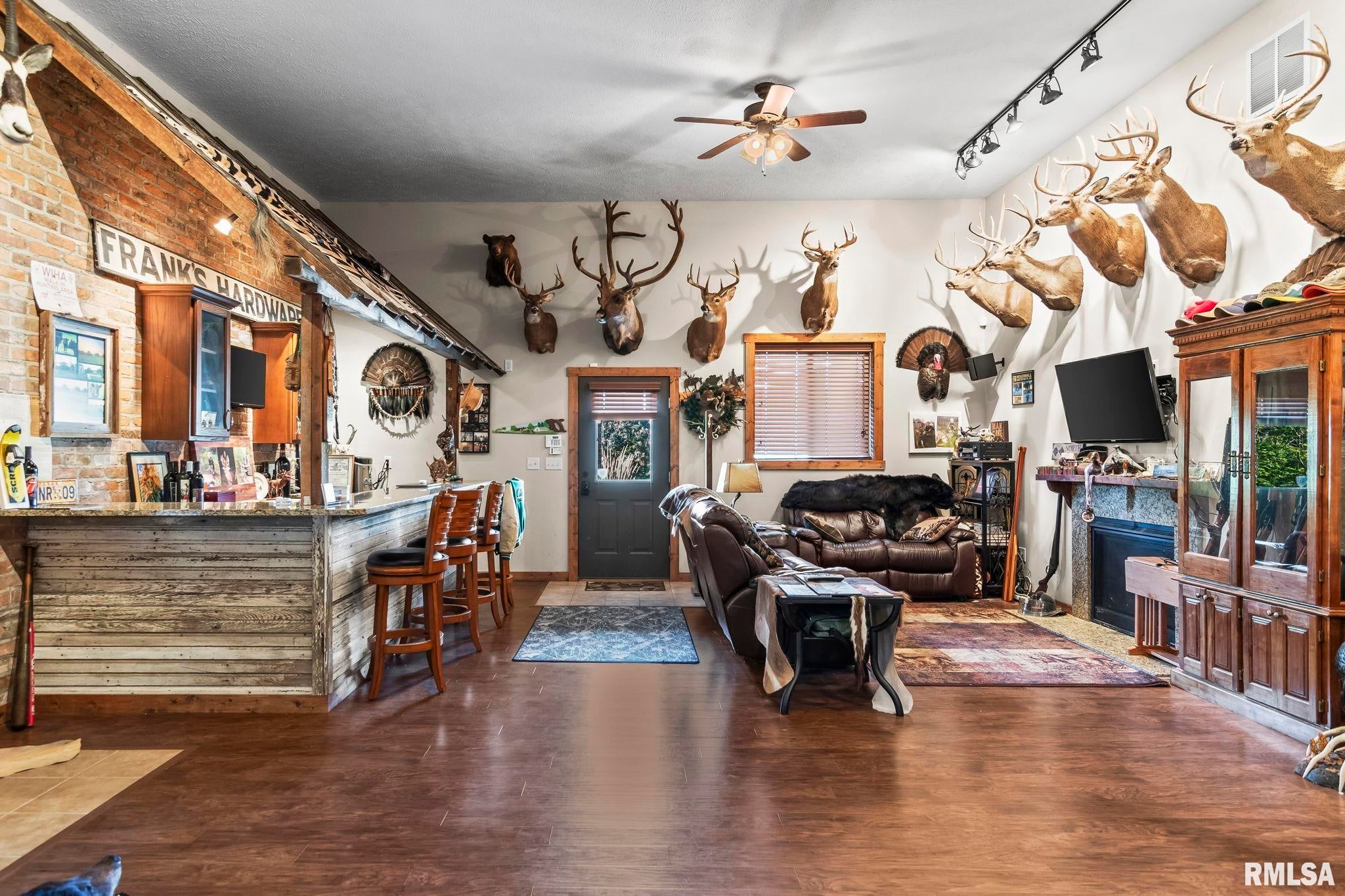 Athens, Illinois, 62613, United States, 5 Bedrooms Bedrooms, ,7 BathroomsBathrooms,Residential,Active,1898238