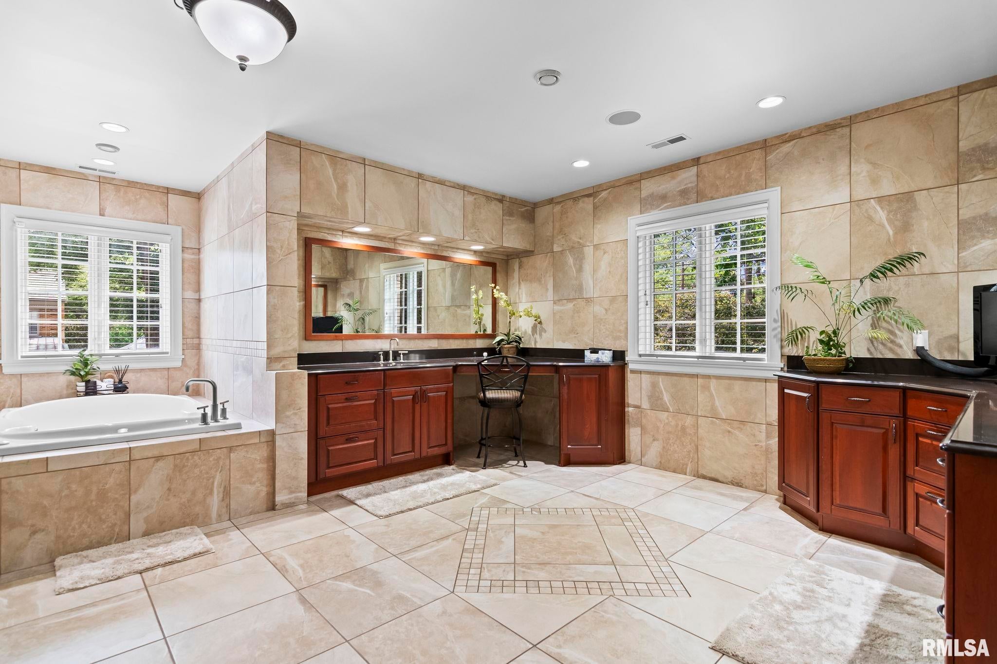 Springfield, Illinois, 62704, United States, 6 Bedrooms Bedrooms, ,7 BathroomsBathrooms,Residential,Active,1820370