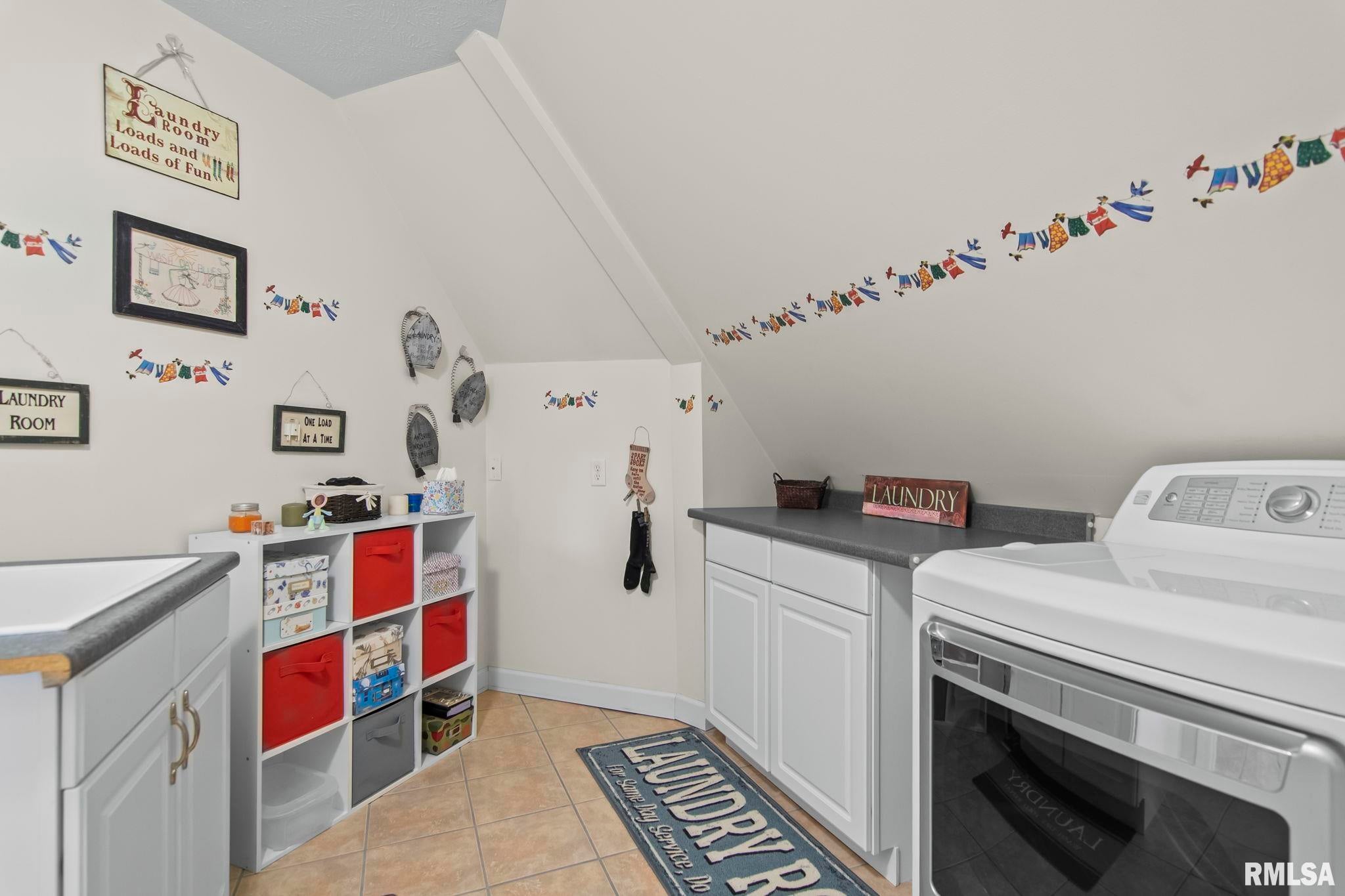 Athens, Illinois, 62613, United States, 5 Bedrooms Bedrooms, ,7 BathroomsBathrooms,Residential,Active,1898238