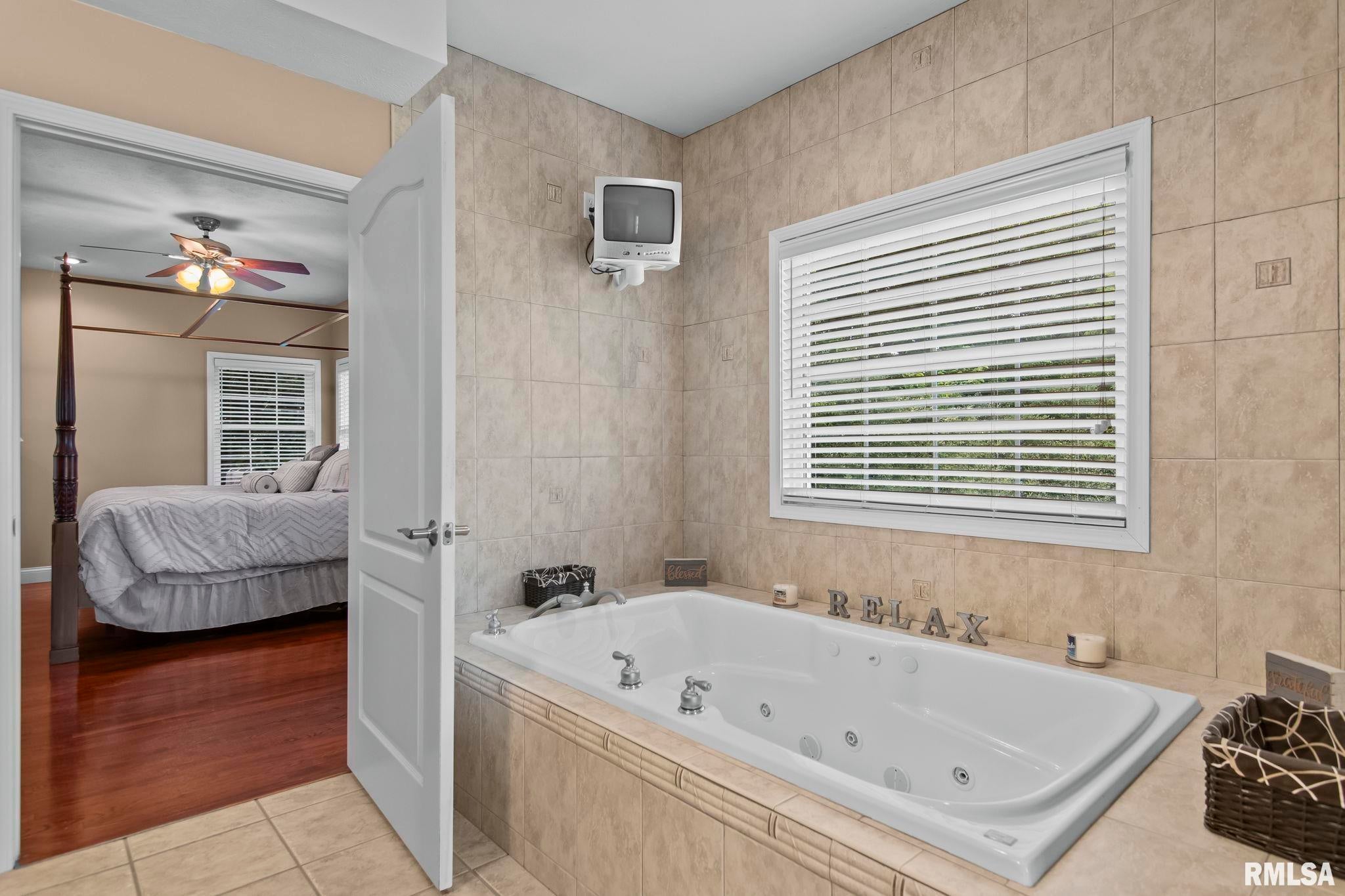 Athens, Illinois, 62613, United States, 5 Bedrooms Bedrooms, ,7 BathroomsBathrooms,Residential,Active,1898238