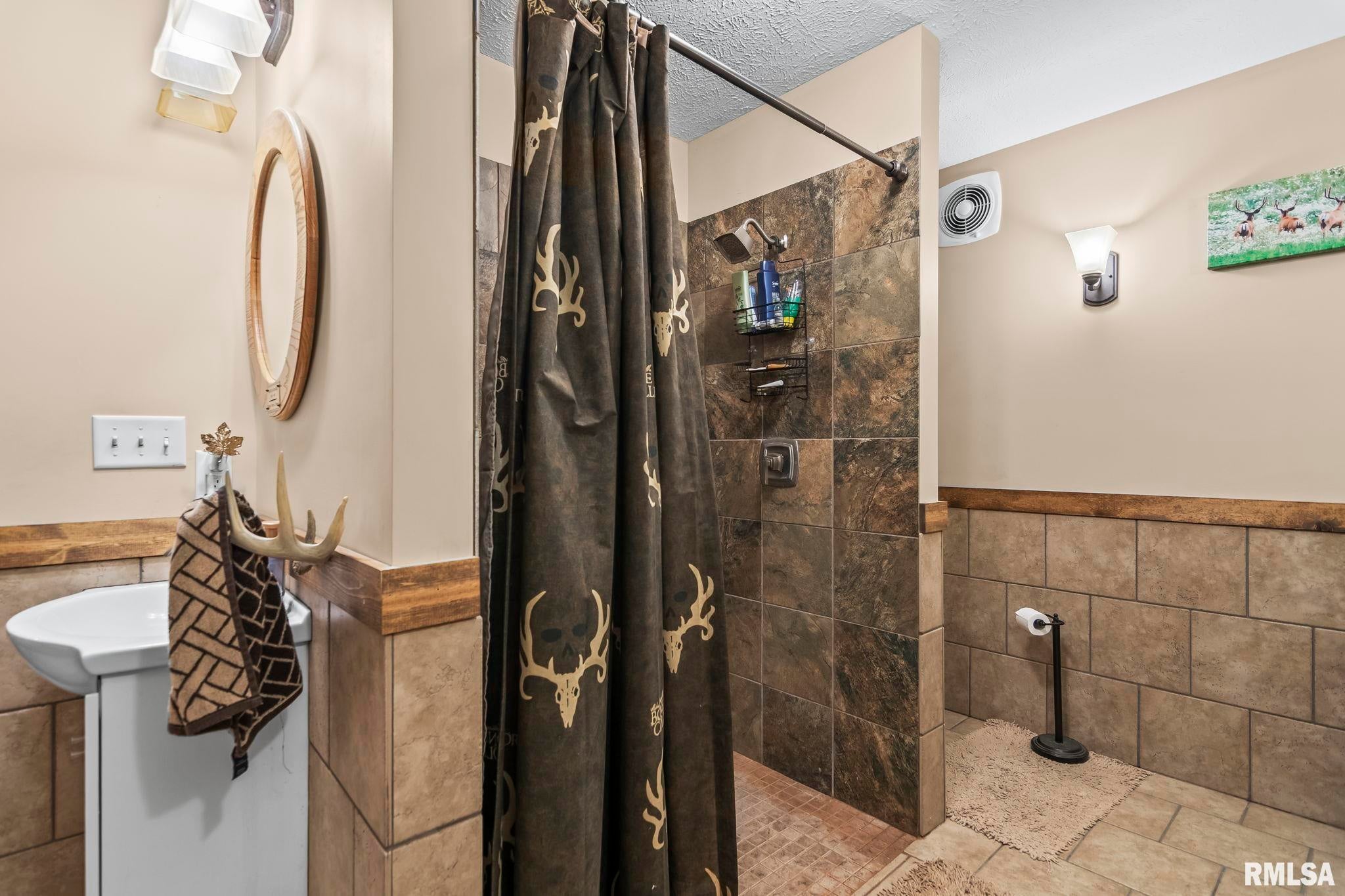 Athens, Illinois, 62613, United States, 5 Bedrooms Bedrooms, ,7 BathroomsBathrooms,Residential,Active,1898238