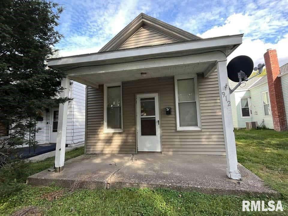 912 N 12TH ST, QUINCY, IL 62301, photo 1 of 14