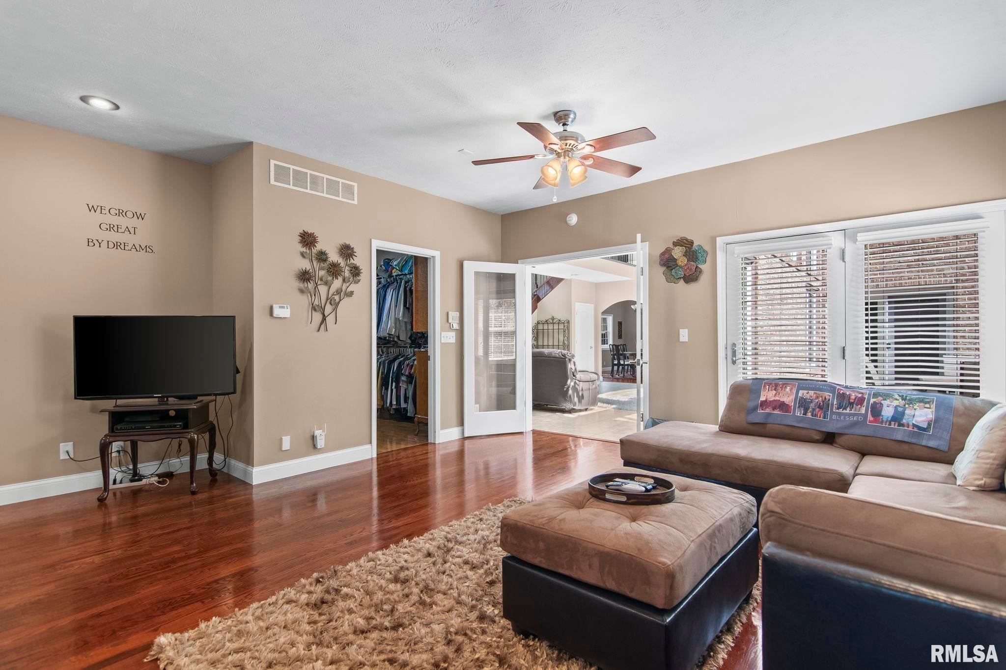 Athens, Illinois, 62613, United States, 5 Bedrooms Bedrooms, ,7 BathroomsBathrooms,Residential,Active,1898238