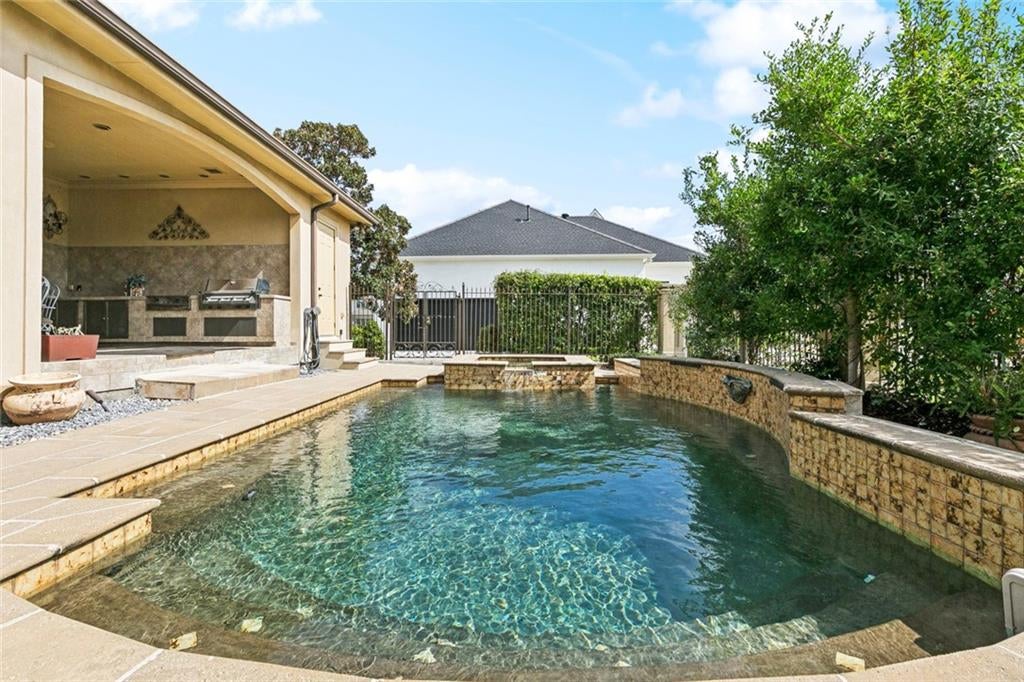 Kenner, Louisiana, 70065, United States, 3 Bedrooms Bedrooms, ,4 BathroomsBathrooms,Residential,Active,1961901