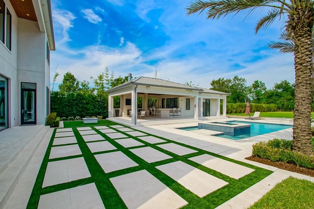 River Ridge, Louisiana, 70123, United States, 5 Bedrooms Bedrooms, ,4 BathroomsBathrooms,Residential,Active,1953285