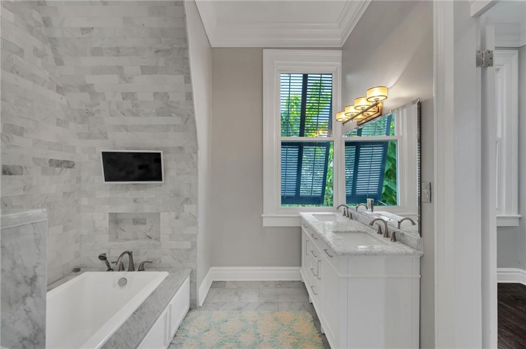 New Orleans, Louisiana, 70115, United States, 5 Bedrooms Bedrooms, ,4 BathroomsBathrooms,Residential,Active,1892595