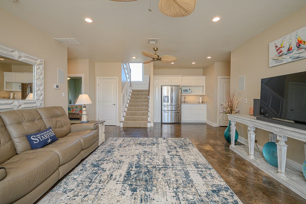 Rockport, Texas, 78382, United States, 5 Bedrooms Bedrooms, ,4 BathroomsBathrooms,Residential,Active,1723082